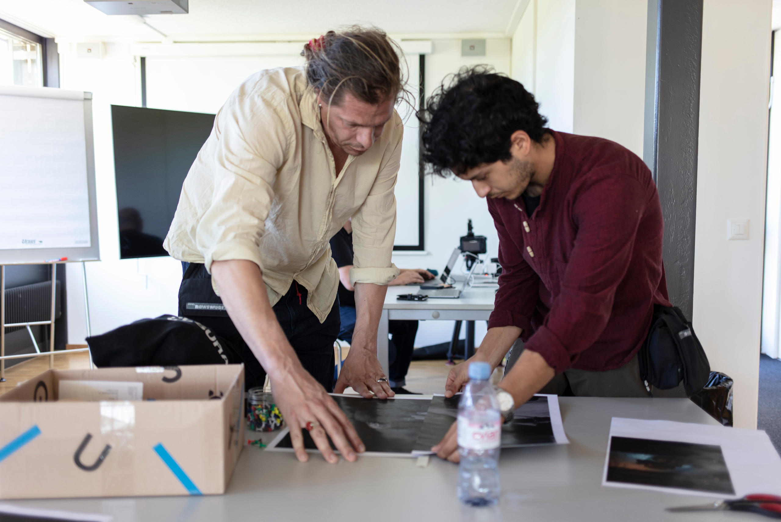 Alex Majoli règle les tirages avec son assistant.