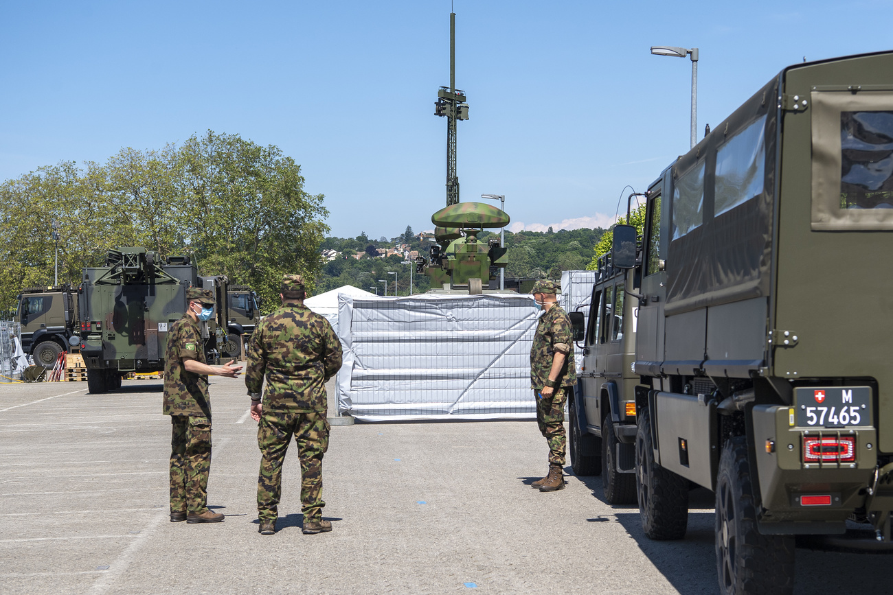 soldati accanto a veicolo militare