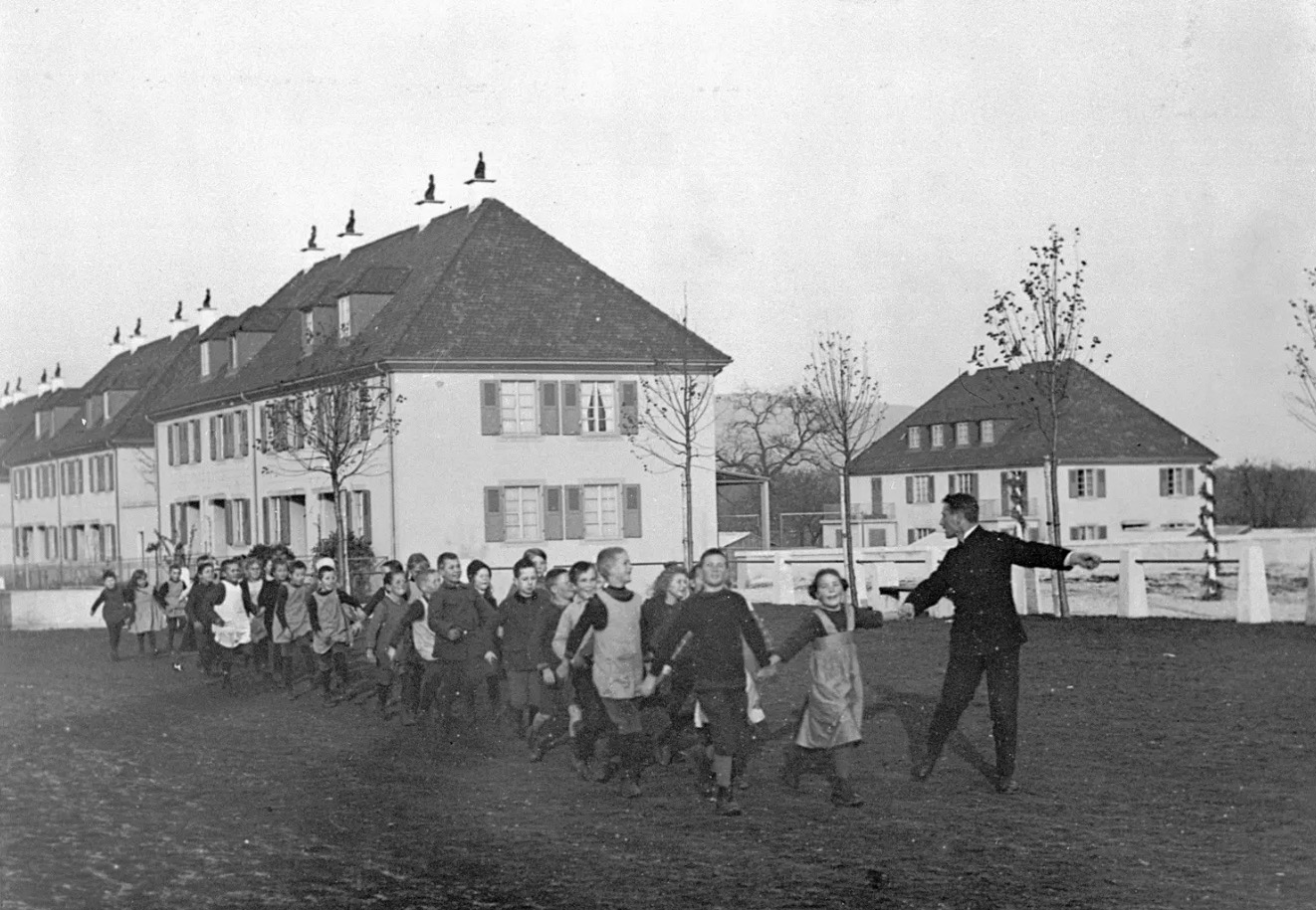 Lehrer mit Schülern