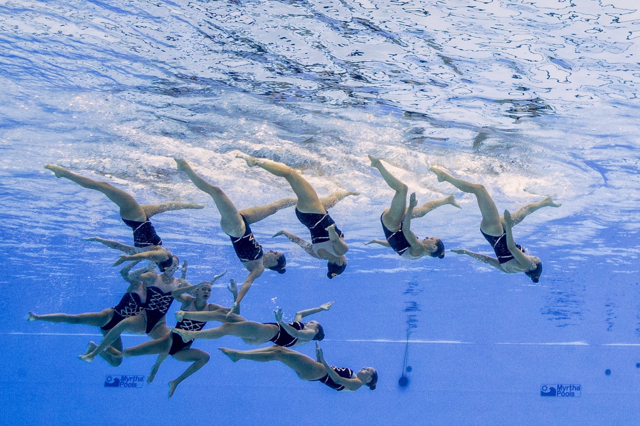 Synchronschwimmerinnen unter Wasser