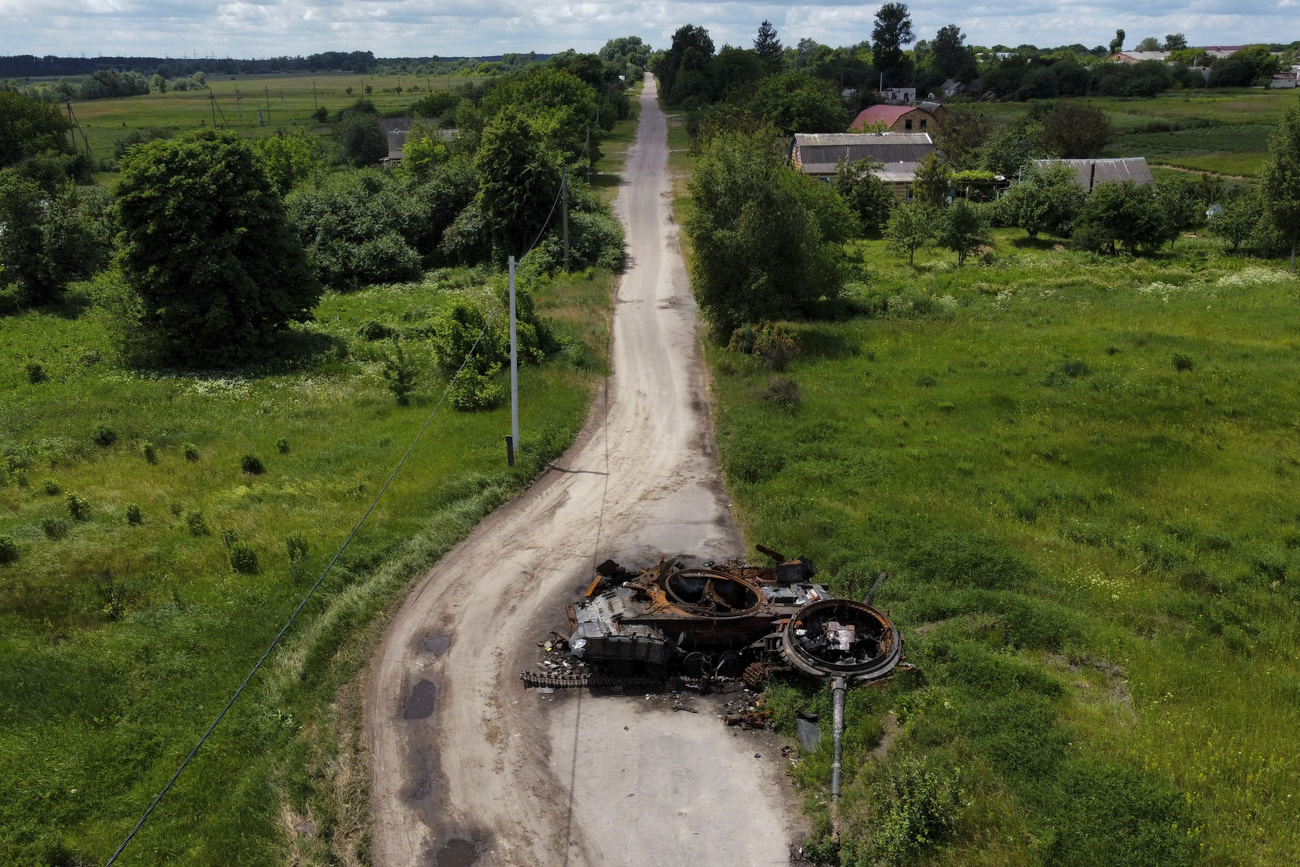 carroarmato distruto su una strada sterrata