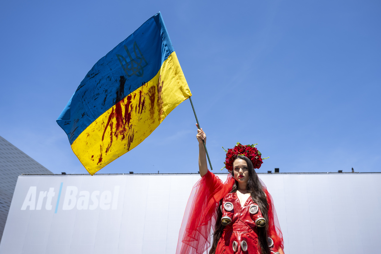 Una mujer blandea una bandera ucraniana