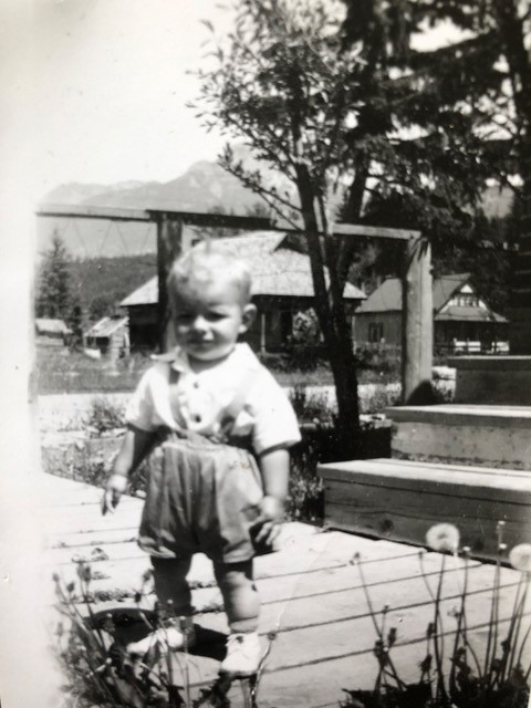 Foto von Shari Zisk Vater als Kind mit Lederhosen