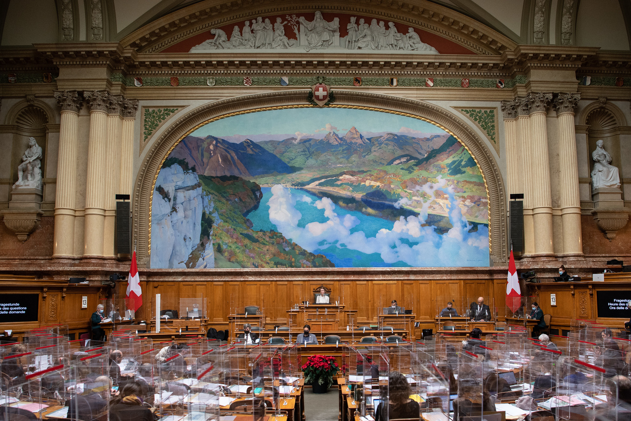 La sala del Consiglio nazionale con le misure prese contro il Covid-19.