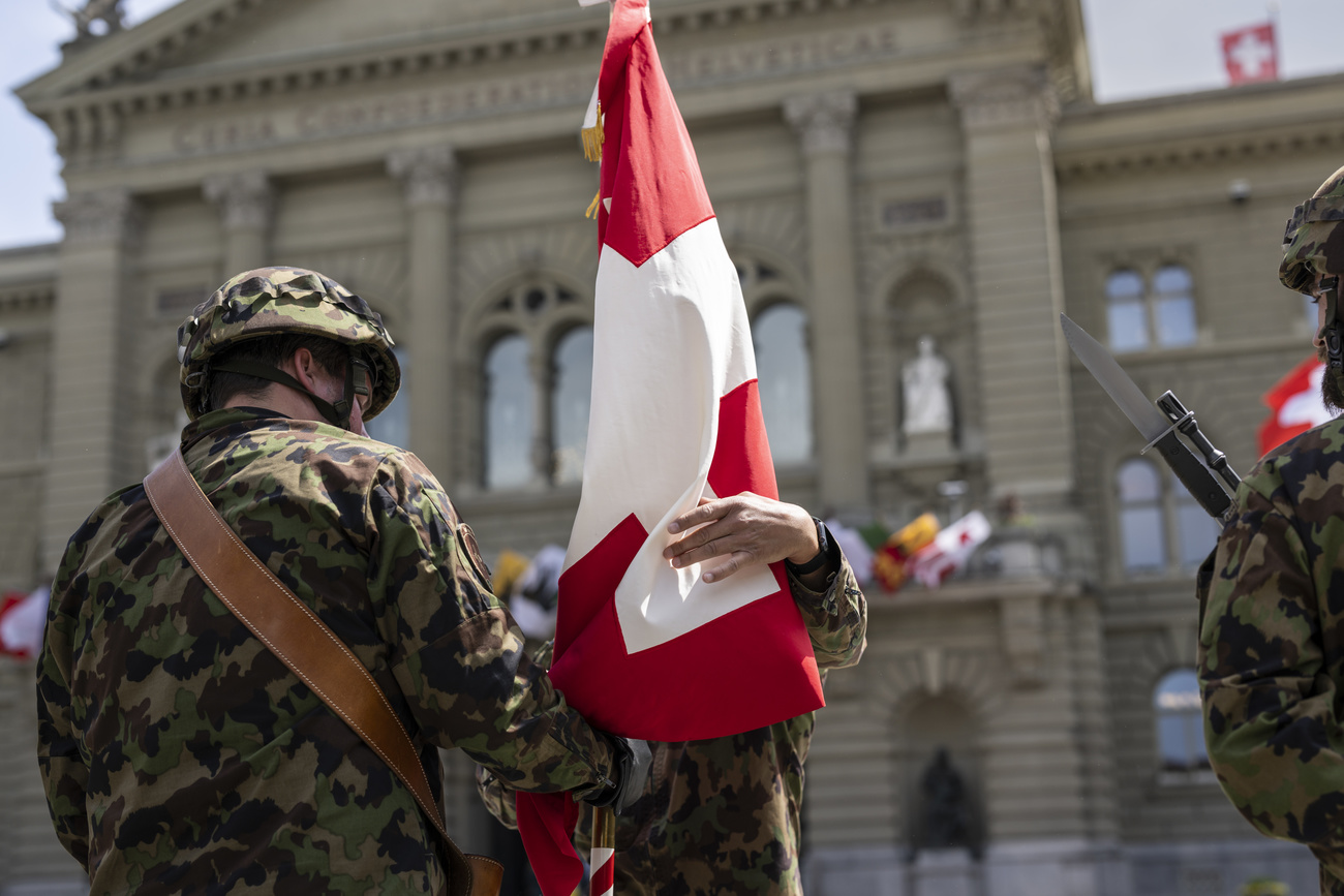 Bandiera svizzera e soldati davanti al Palazzo federale a Berna