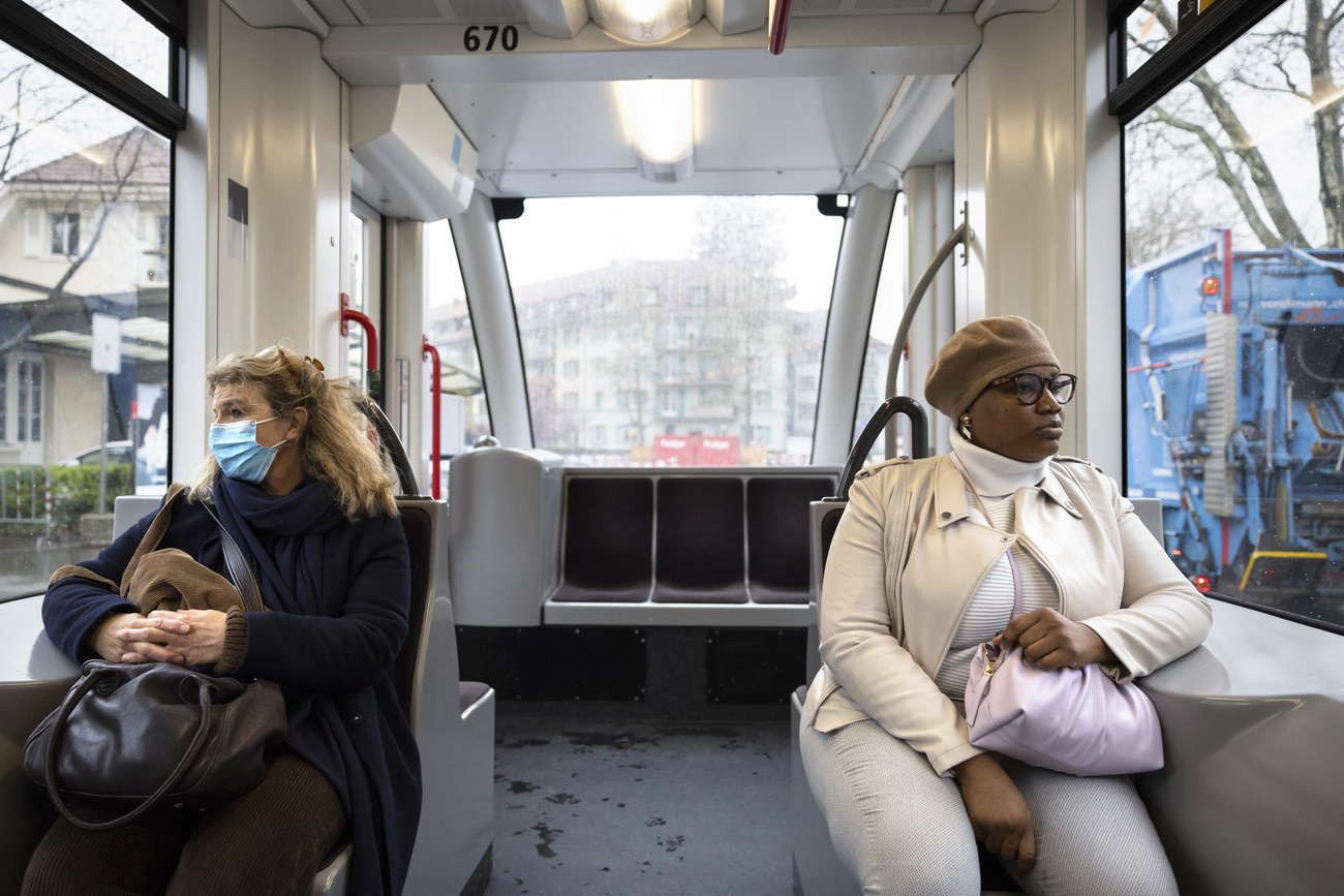 due donne sedute su un tram