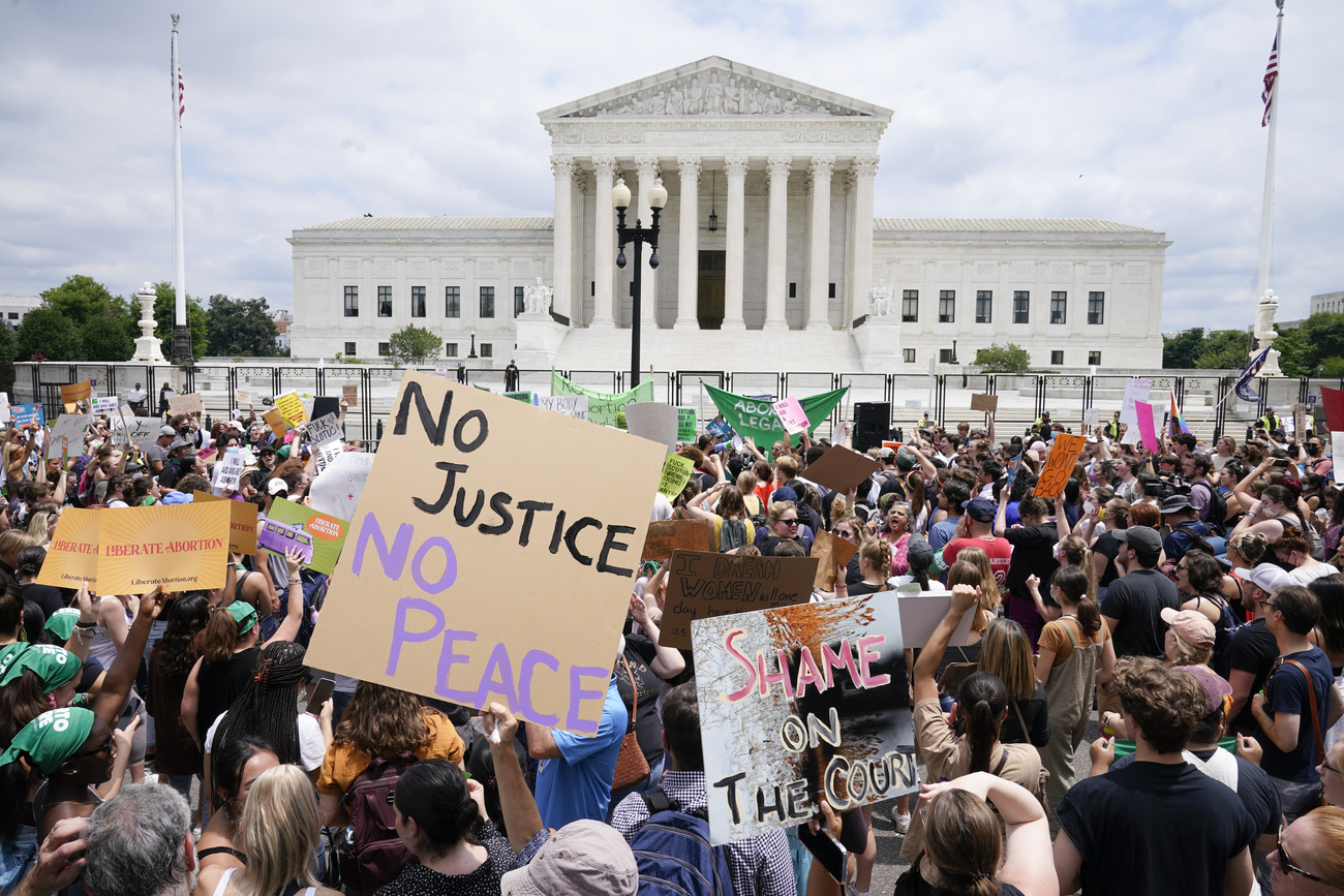 folla di persone di fronte all edicficio della corte suprema americana