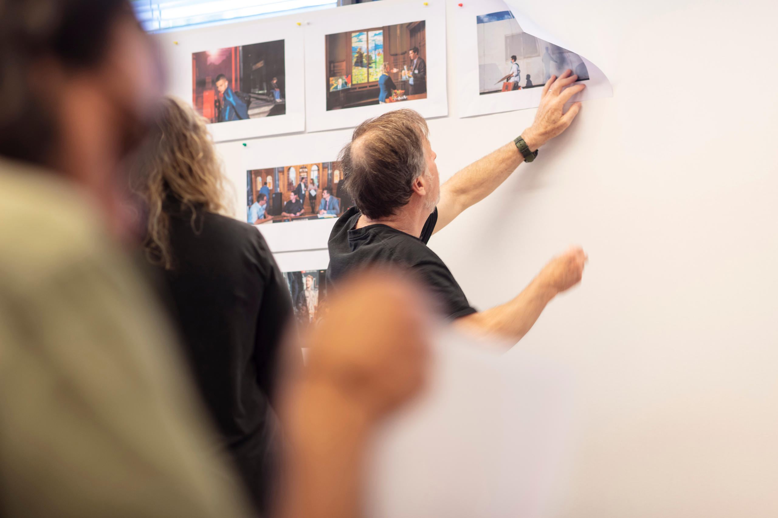 Le photographe Alex Webb épingle des photos au mur