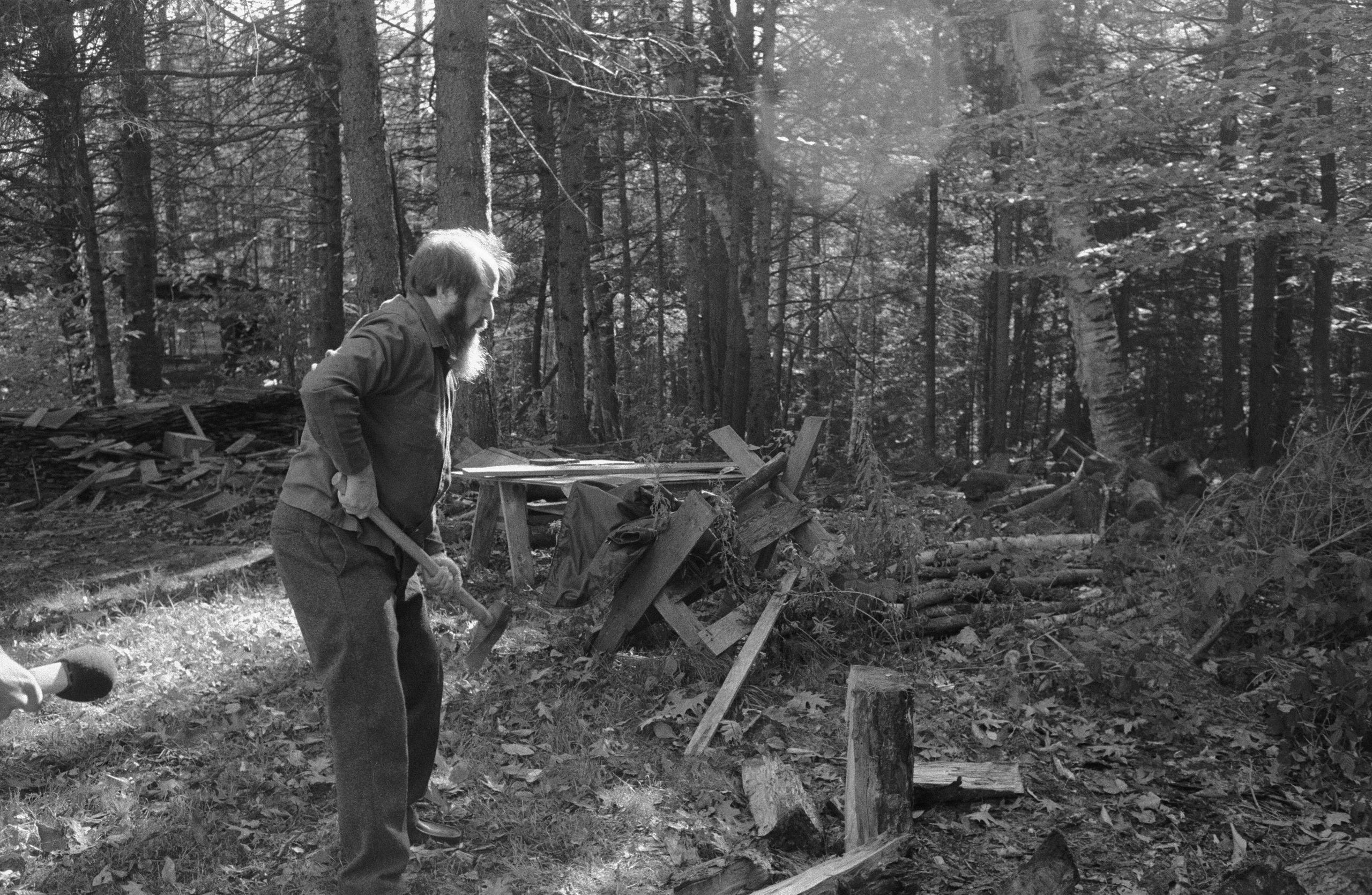 Mann hackt Holz