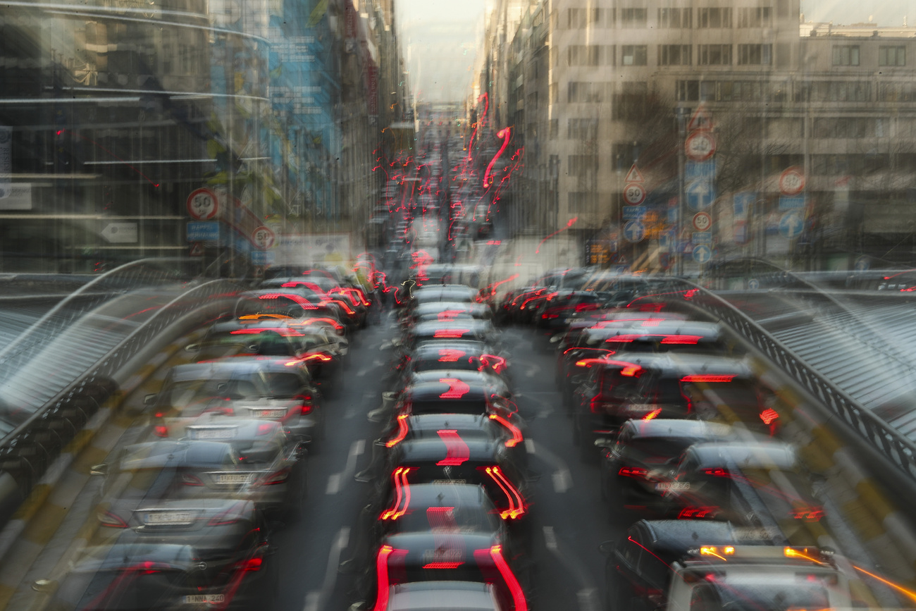 immagine sfocata di auto incolonnate