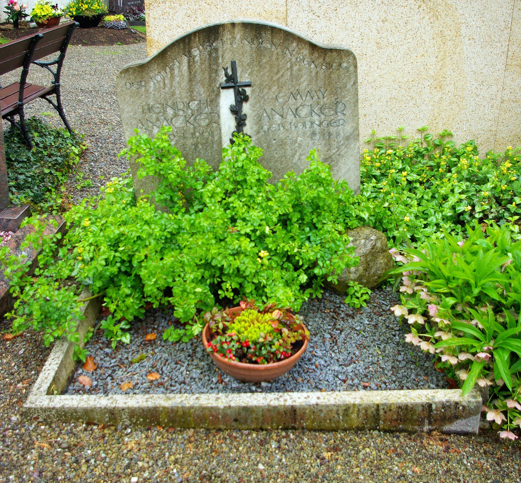 アナッカー夫妻の墓