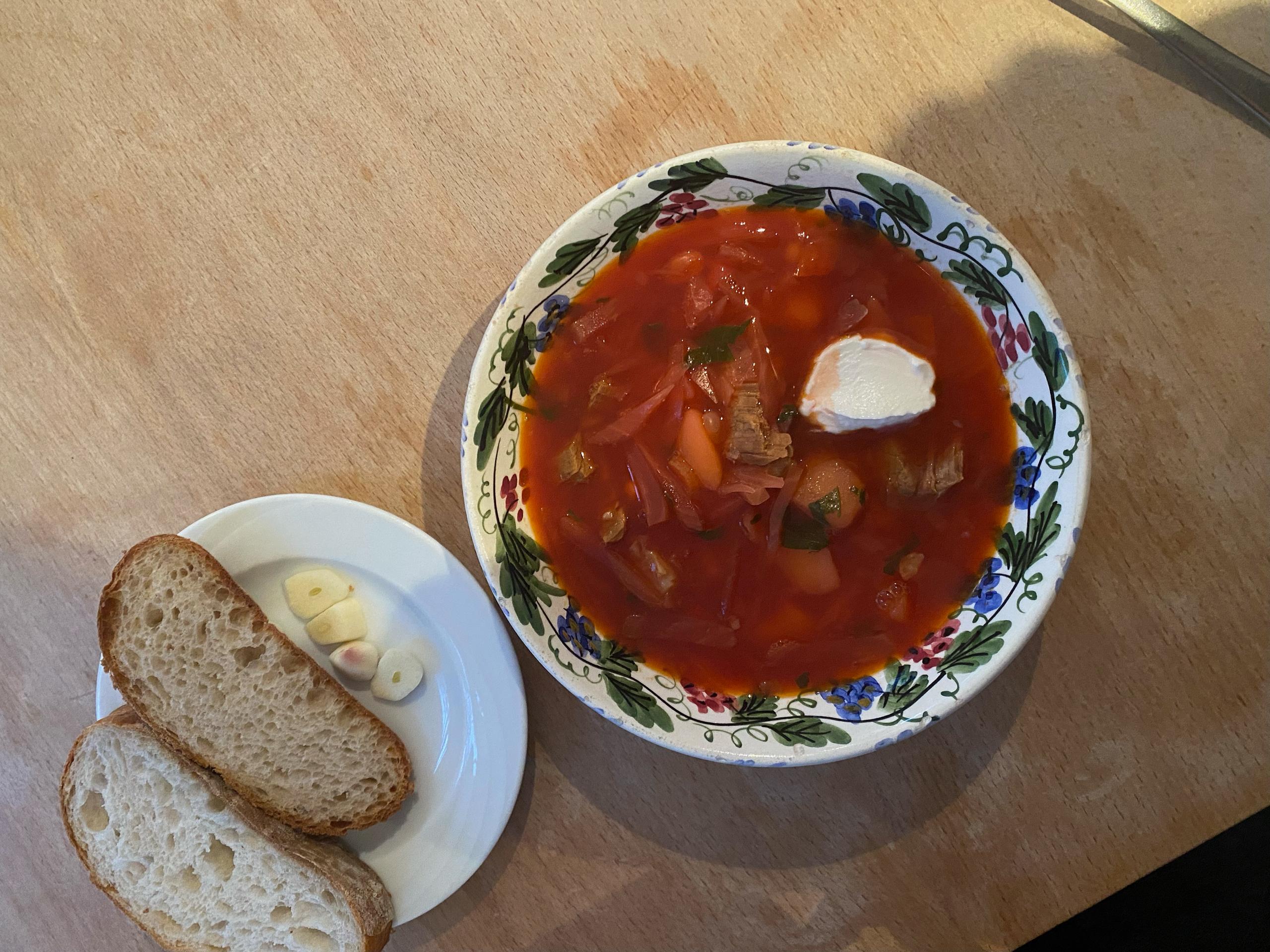 Piatto di Borscht, fette di pane