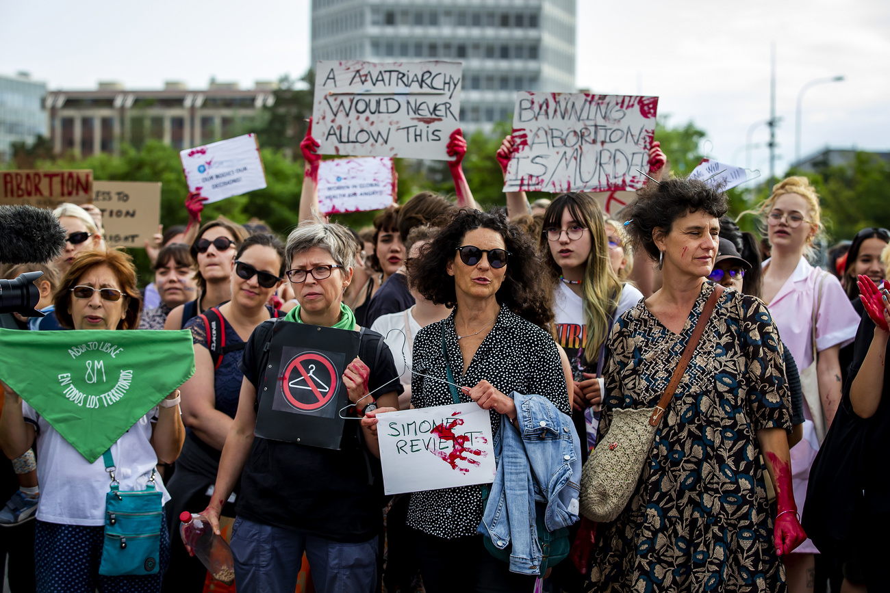 مجموعة من النساء يتظاهرن في مدينة جنيف