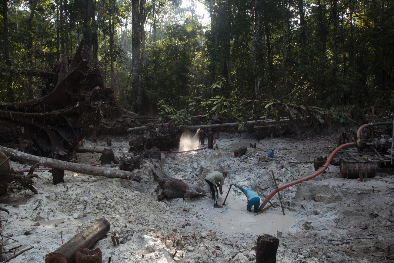 Hombres en mina ilegal en la Amazonía