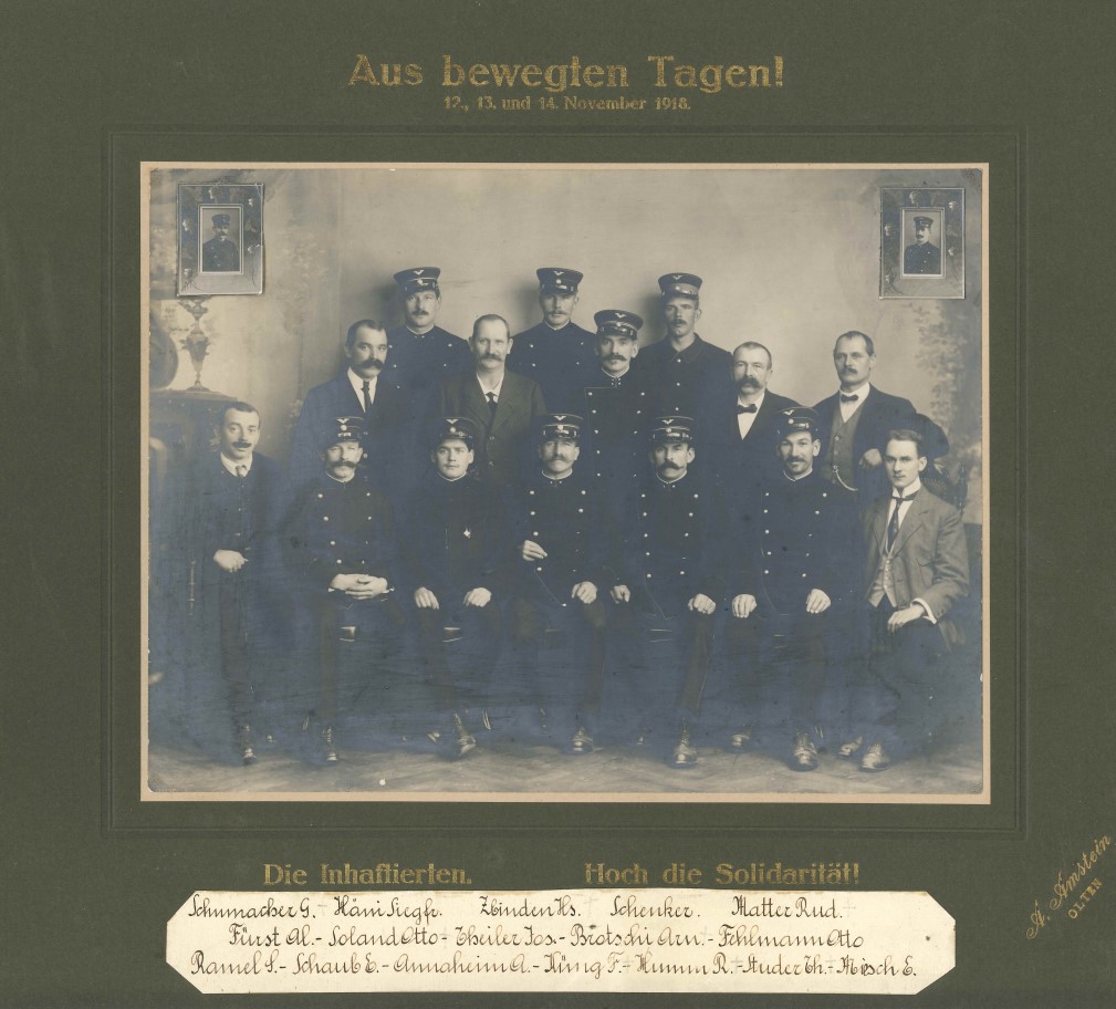 奧爾騰委員會的15名男子，因教唆工人發動總罷工而被拘多日。他們所帶的帽子顯示，這次罷工是在鐵路工人的帶領下進行的。