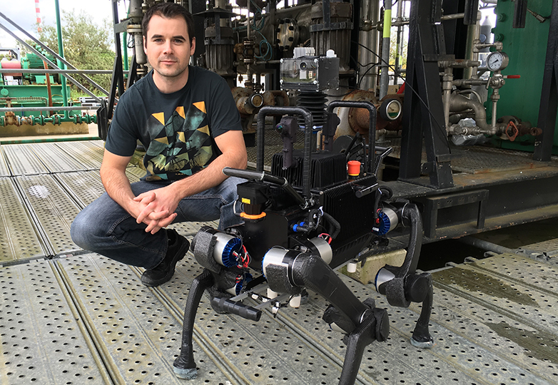 Homme à côté d un chien-robot.