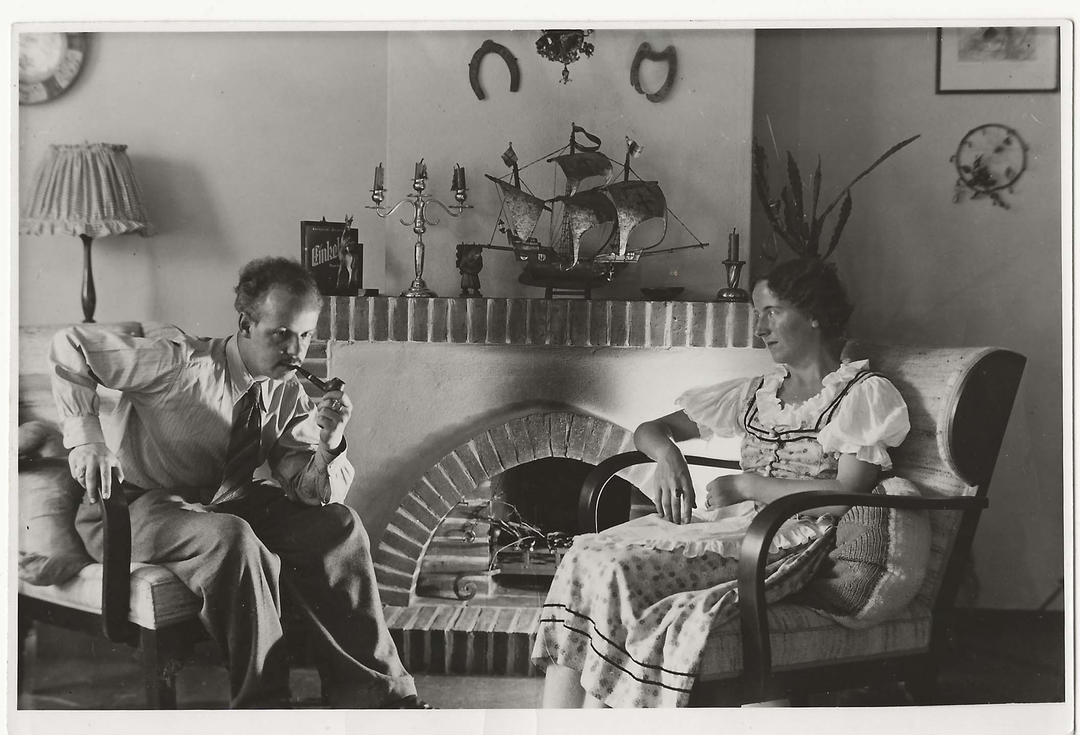 Couple assis dans un salon devant une cheminée