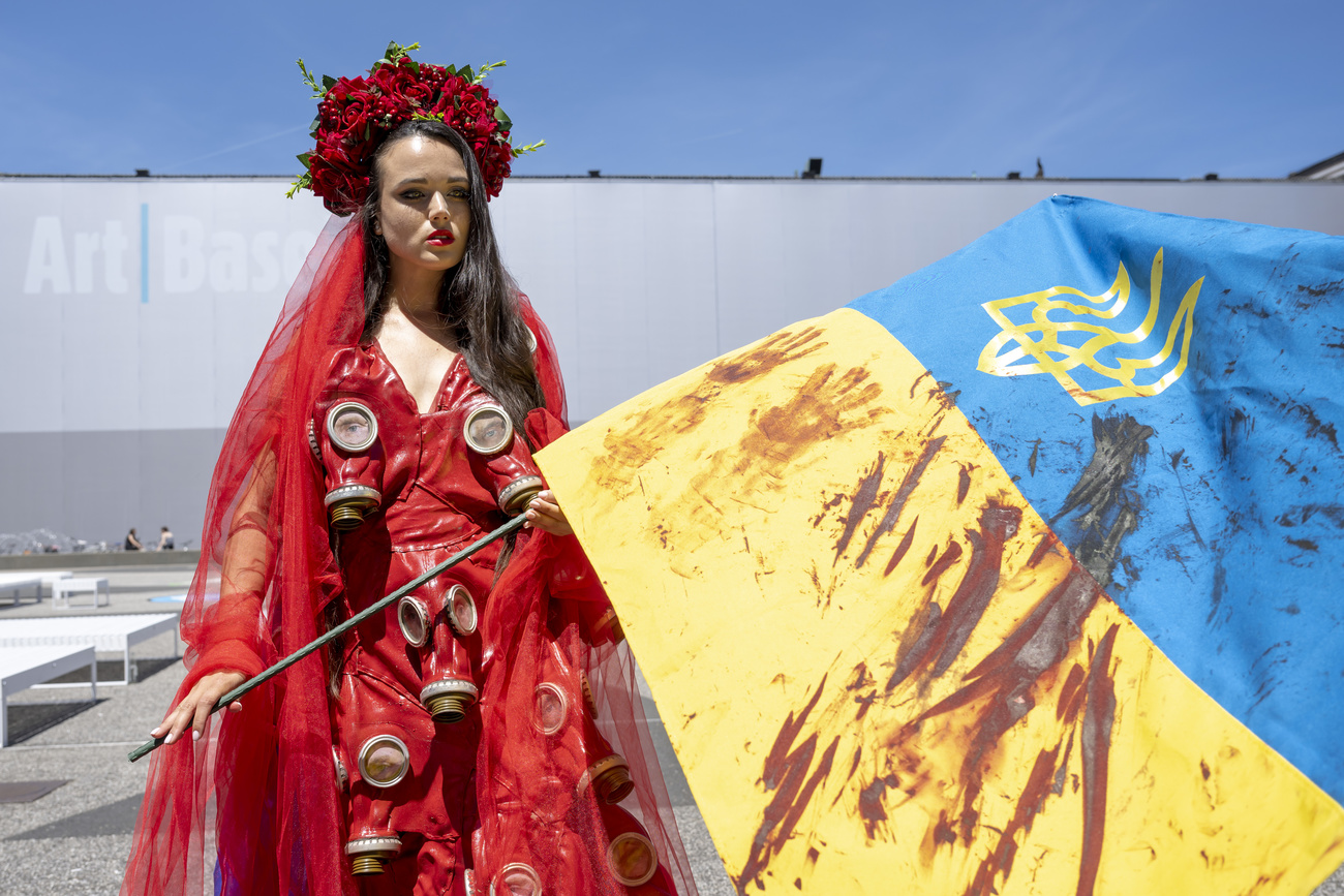 L artita ucraina Olesya Lesnaya che recita la Sposa di Chernobyl.