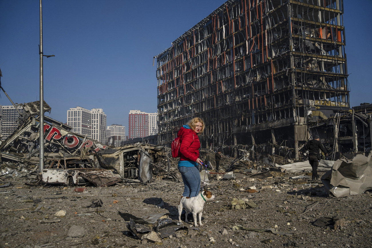 Spaziergang inmitten von Trümmern: Vor einem Einkaufszentrum in der ukrainischen Hauptstadt Kiew.