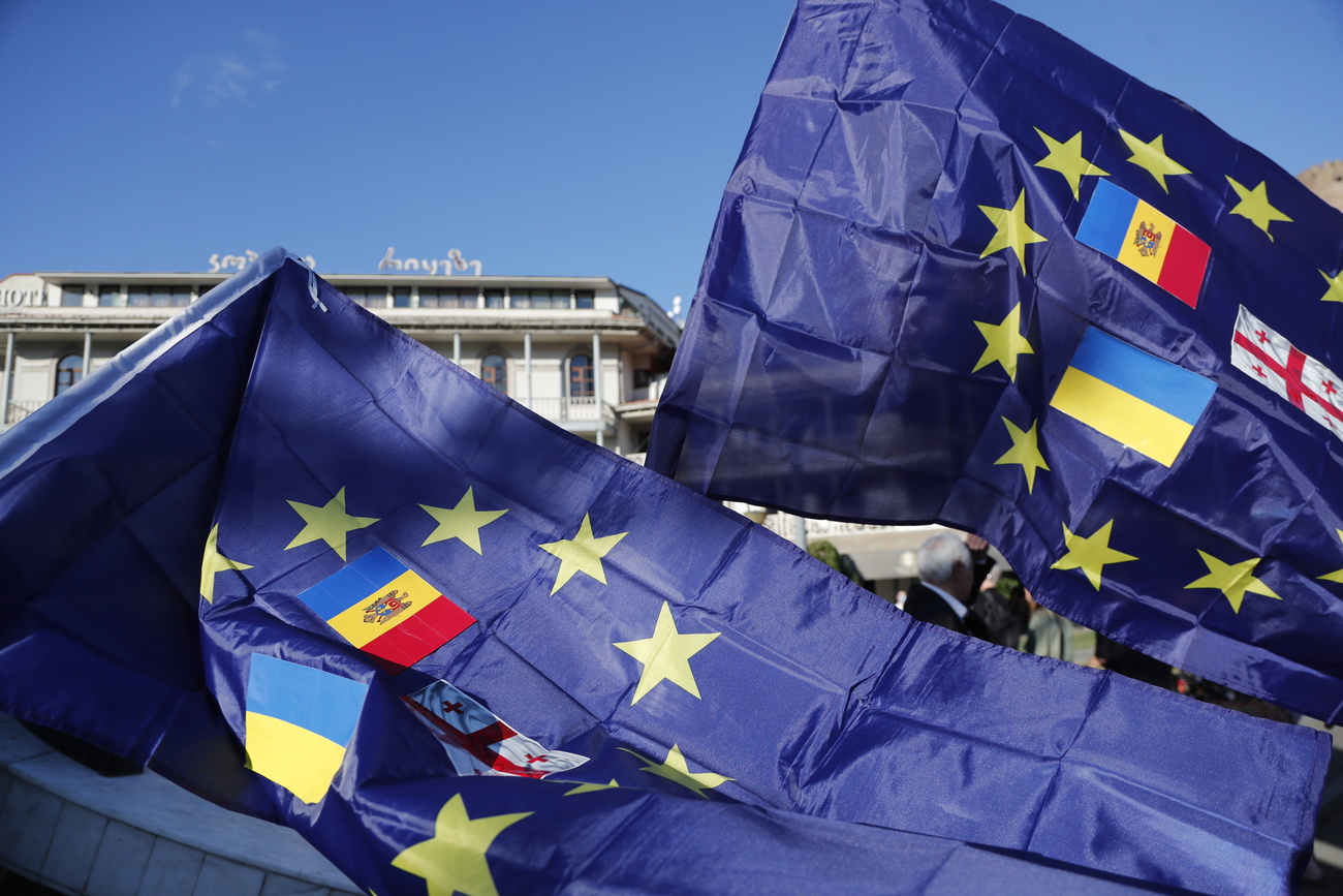 bandiere UE con al loro interno le bandiere di moldavia, ucraina e georgia