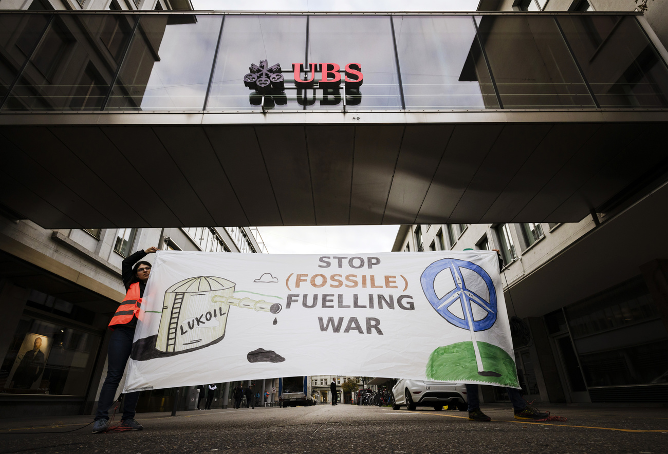 Banner de protesto e construção de bancos