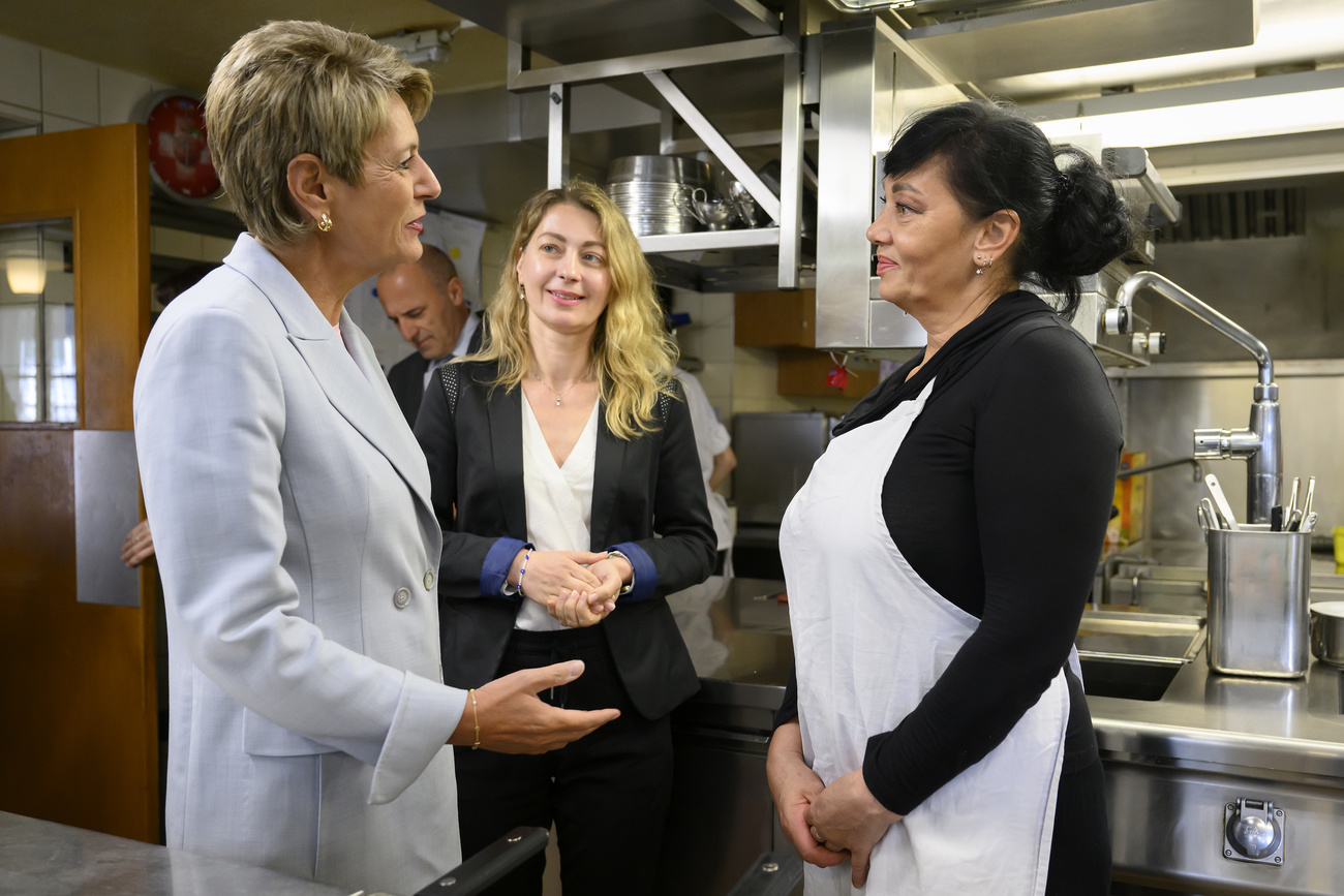 Três mulheres em uma cozinha de restaurante