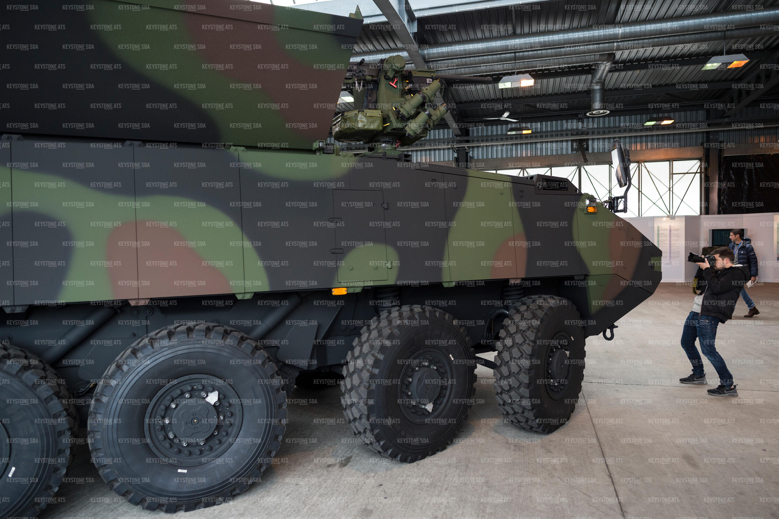 Veículo blindado Piranha e fotógrafo em um hangar