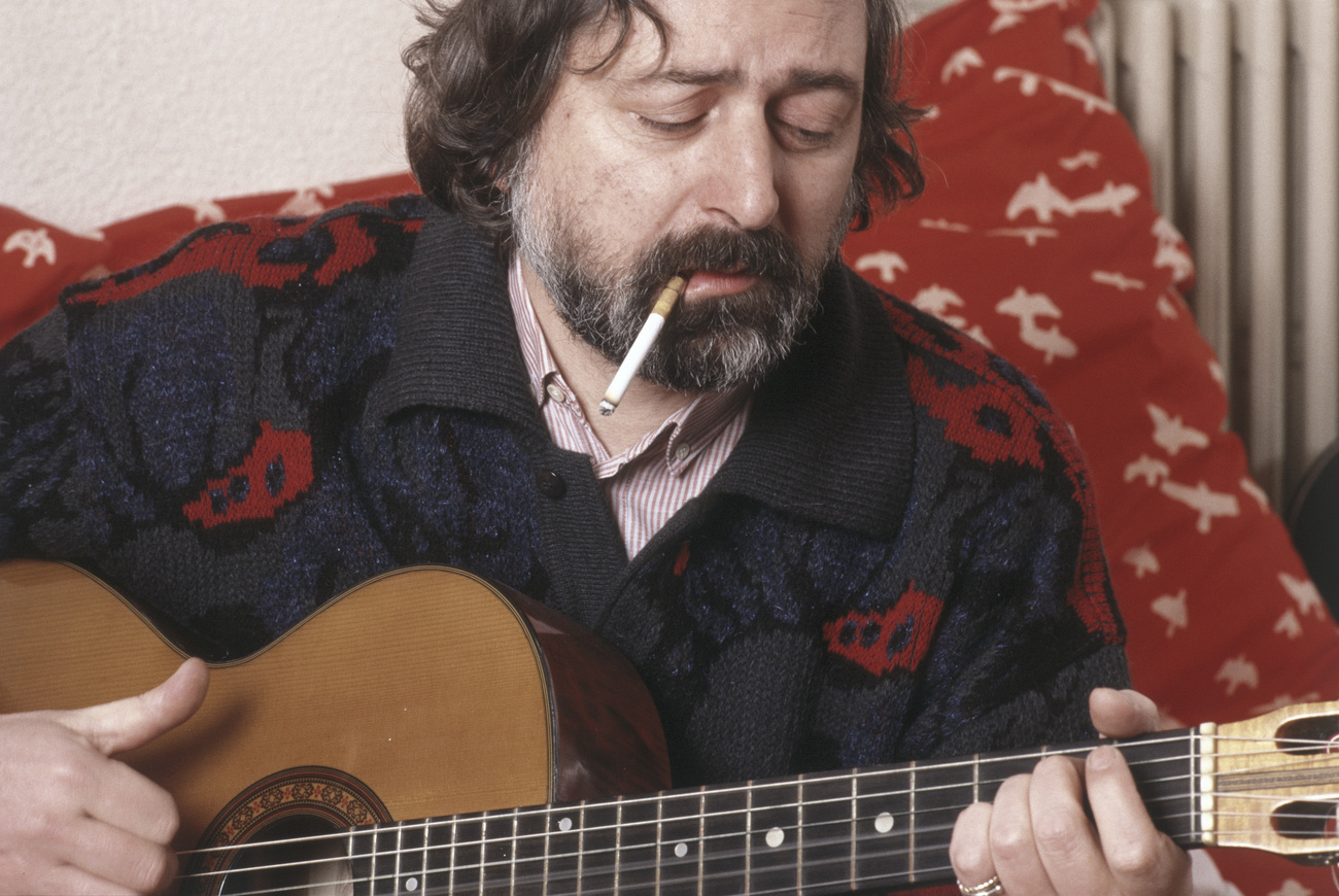 uomo con una chitarra