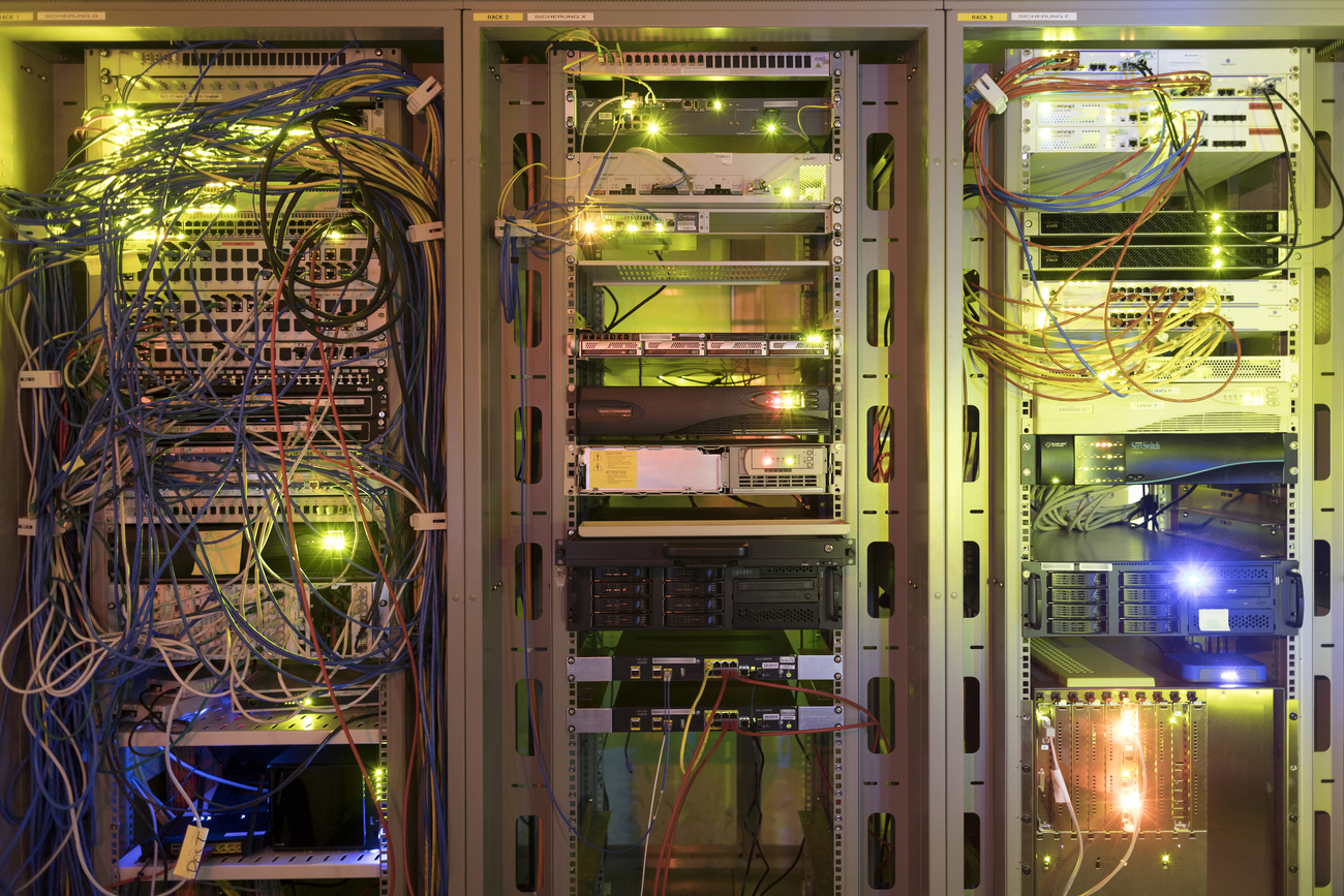 server con cavi in vista