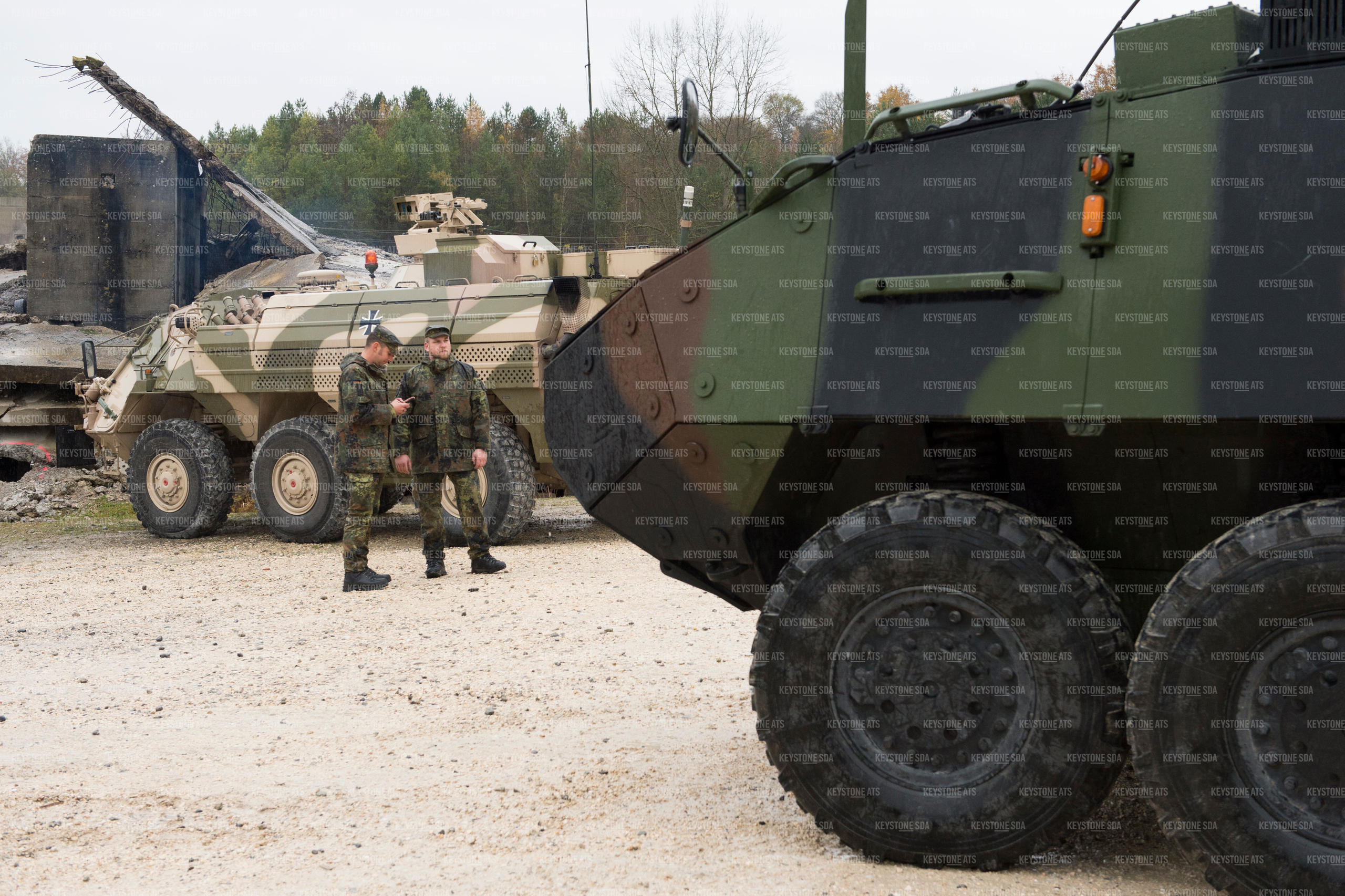 soldati in tenuta mimetica osservano un panzer