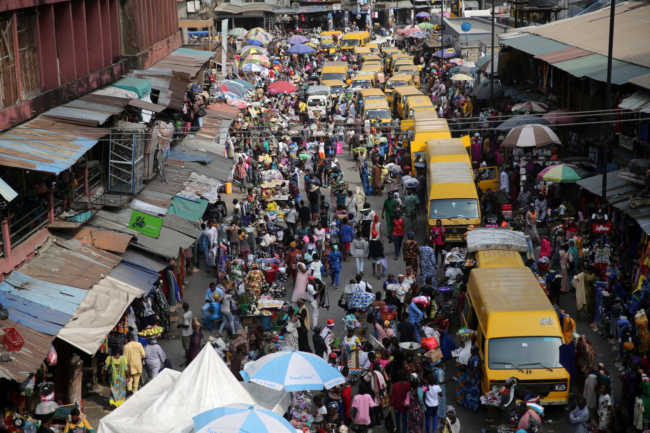 calle de una ciudad de África (Lagos) llena de gente