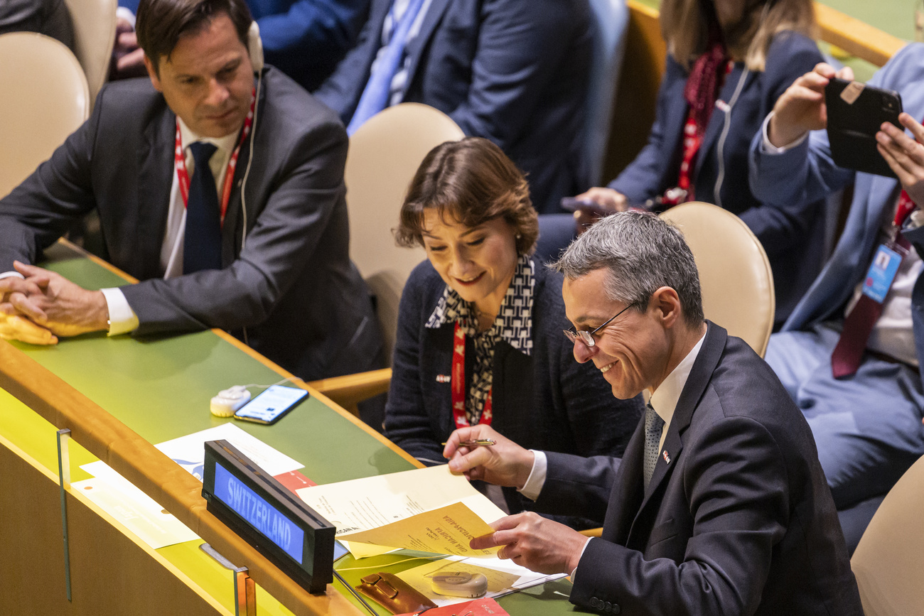瑞士聯邦總統兼外交部長伊格納西奧·卡西斯(Ignazio Cassis)在紐約聯合國總部舉行的會議上填寫選票