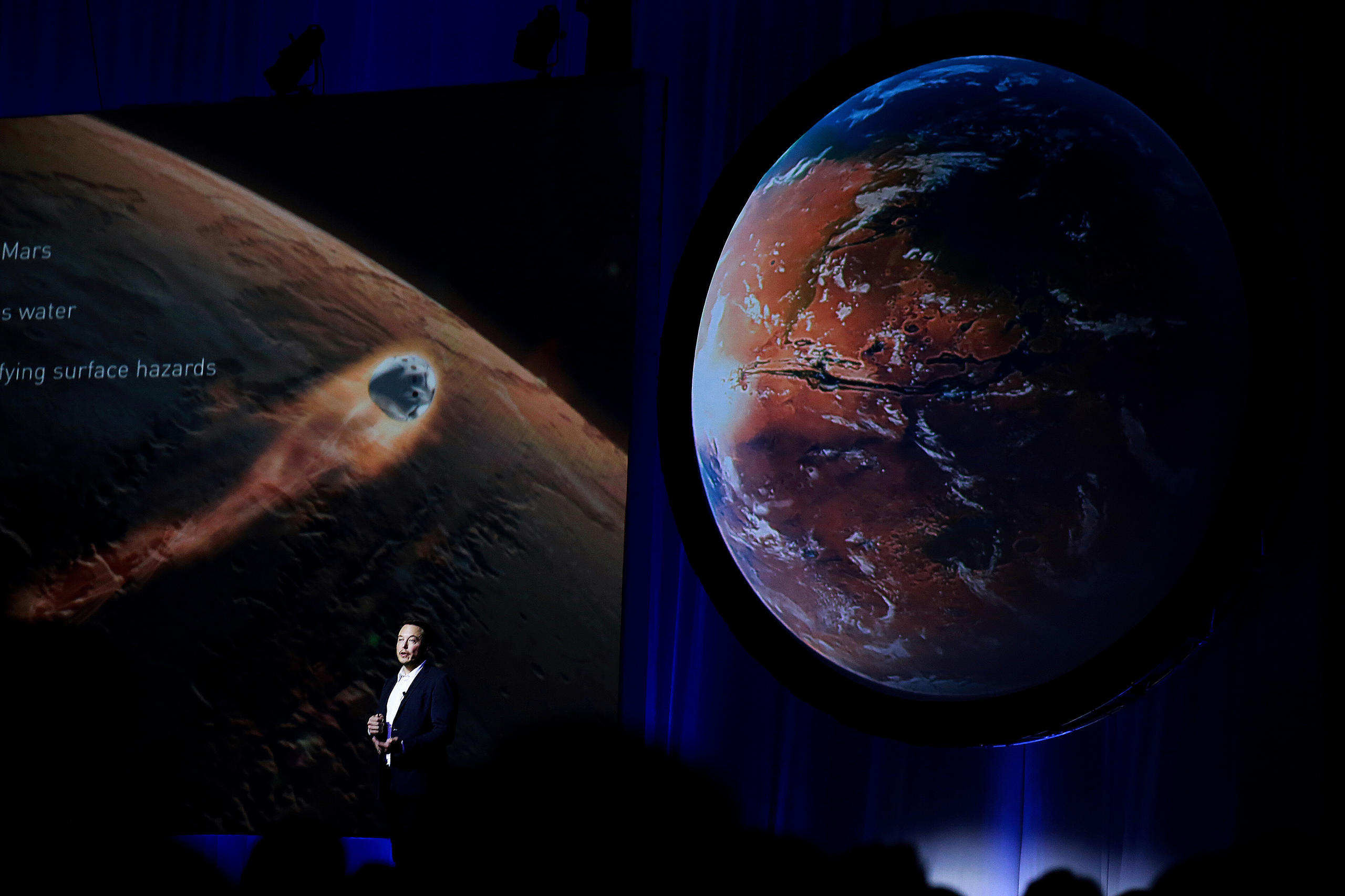 Musk vor Planet und Raumfahrzeug