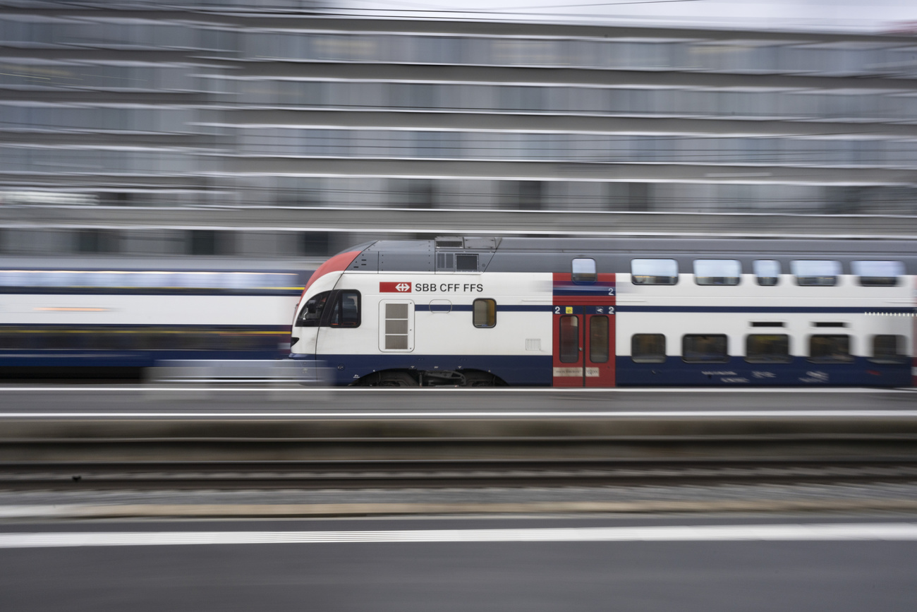 Un treno delle ferrovie federali in movimento
