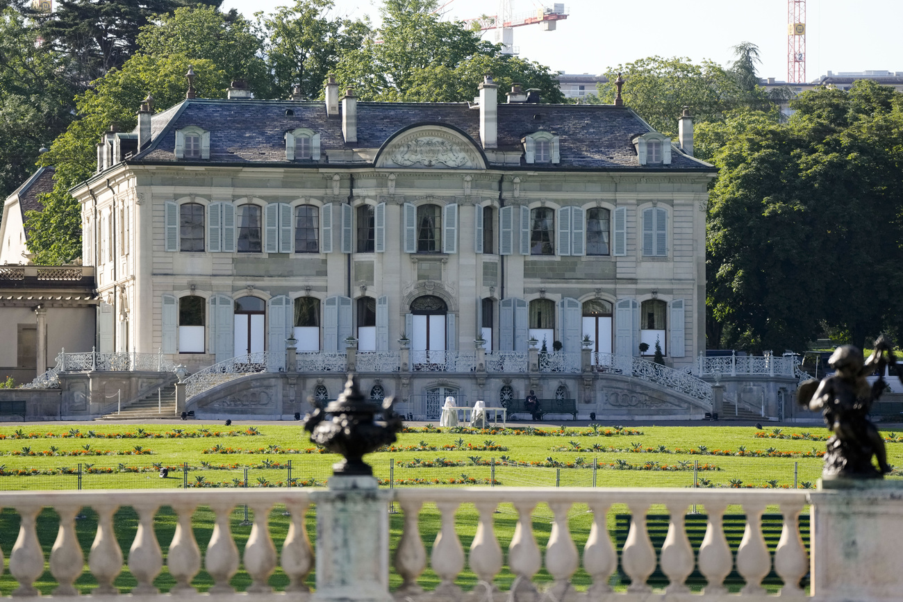 facciata di una grande villa immersa nel verde