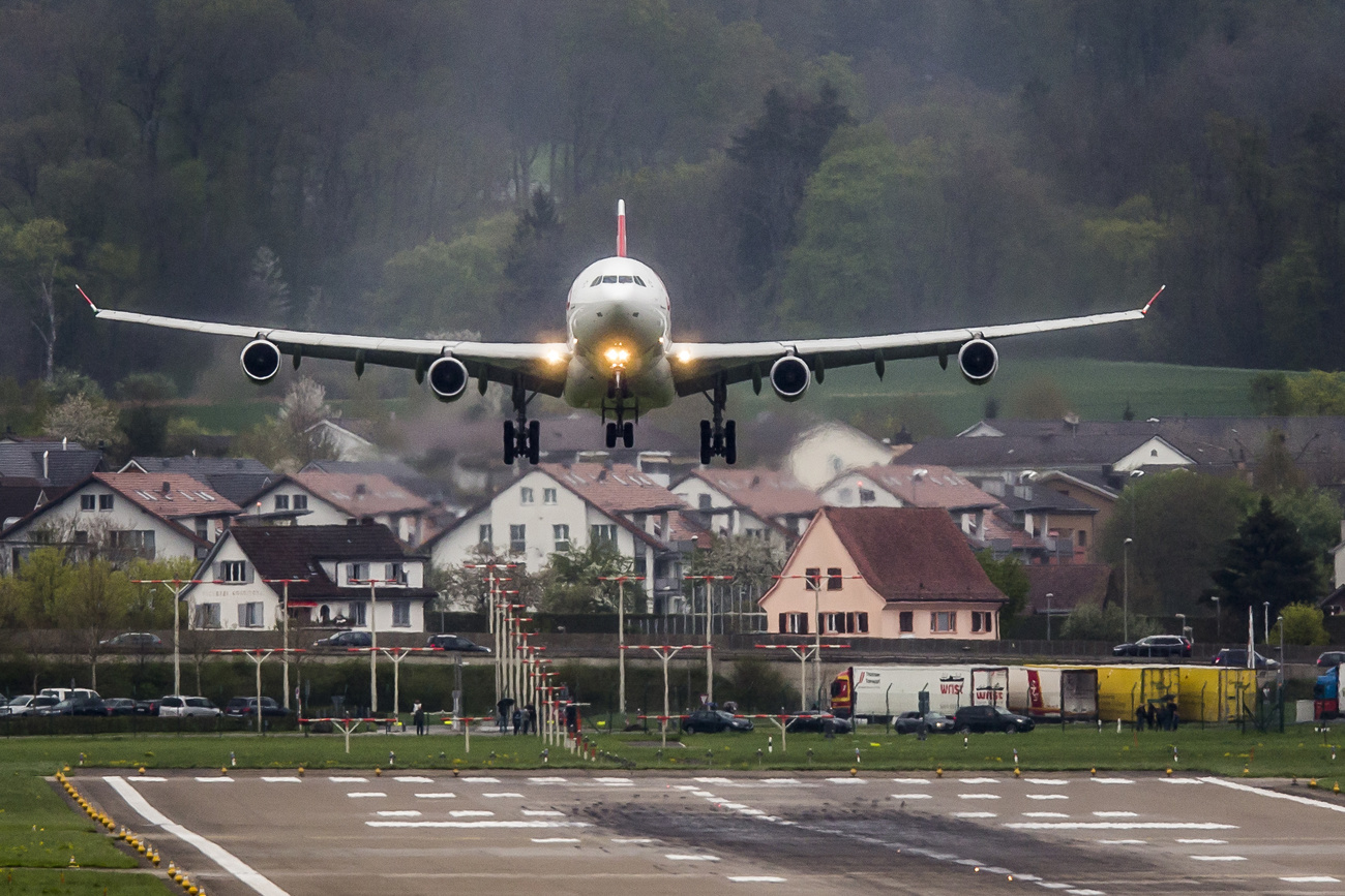 Un avión despega del aeropuerto de Zúrich.