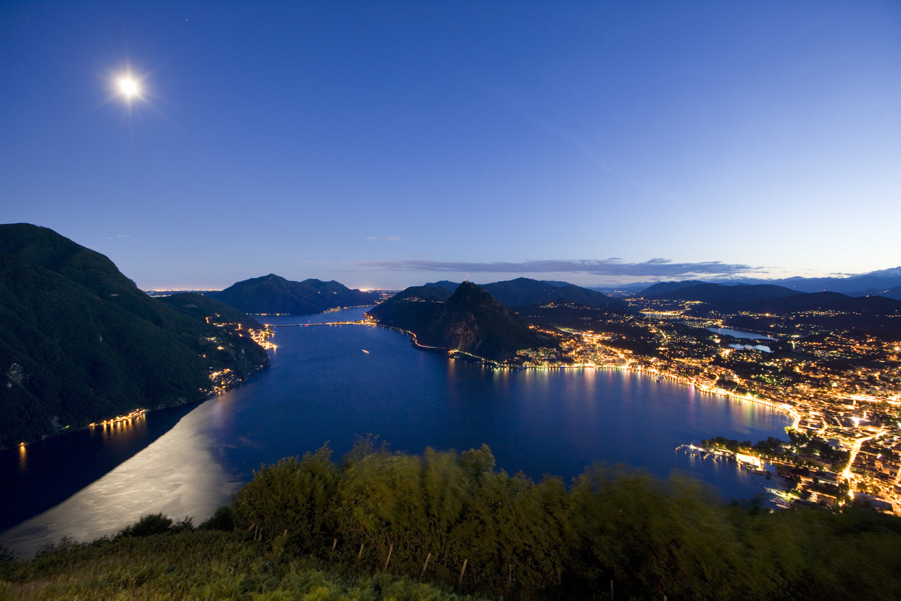 Lugano di notte vista dall alto.