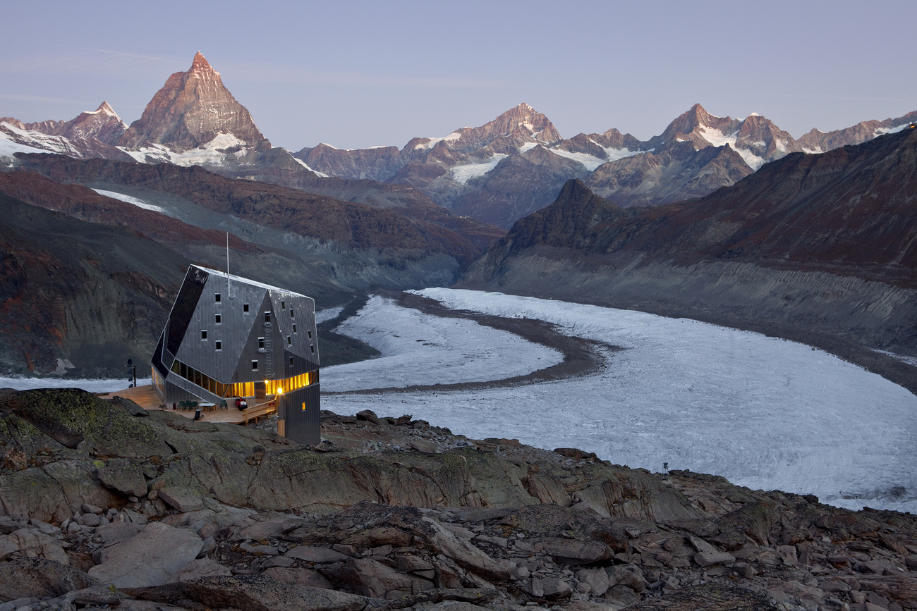 cabaña en lo alto de una montaña, el glacial y el pico del Matterhorn