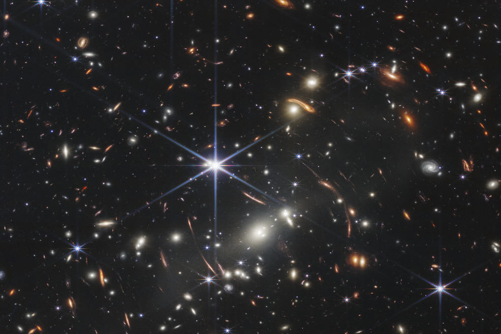 Un immagine dell universo spedite dal telescopio James Webb.