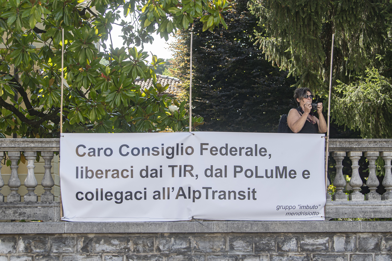 Uno striscione con le richieste al Consiglio federale.