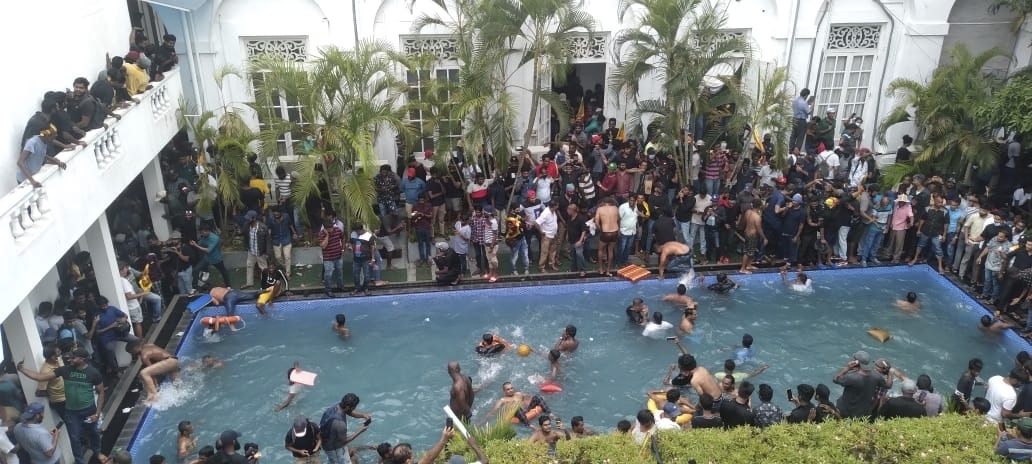 Pool mit einigen Badenden und hunderten Menschen darumherum