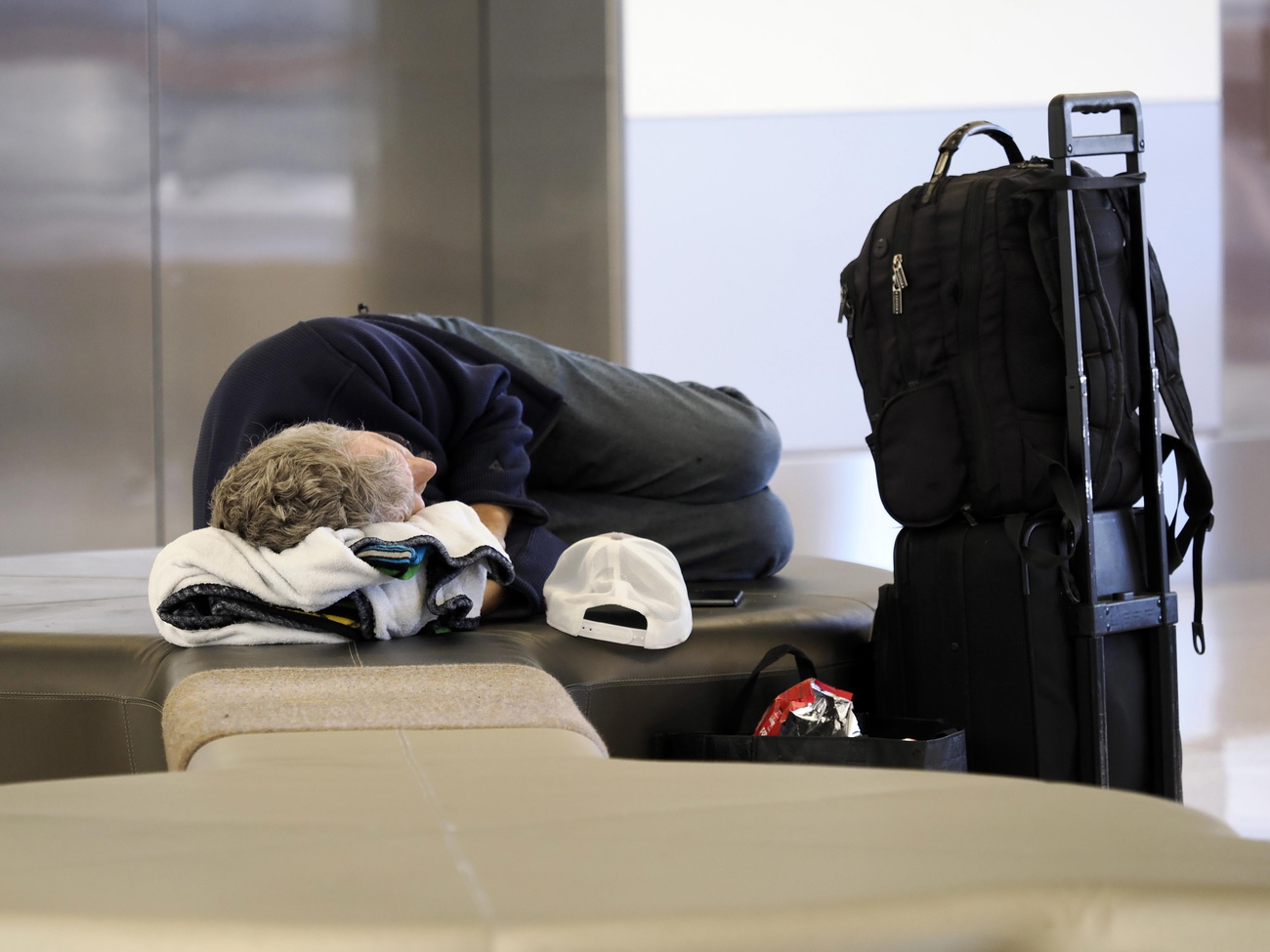 Passageiro do aeroporto dormindo