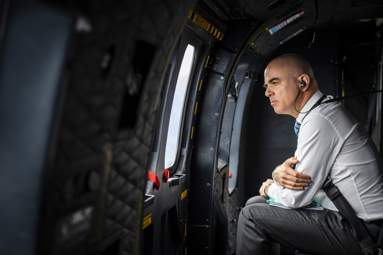 Ein Mann blickt aus einem Helikopterfenster