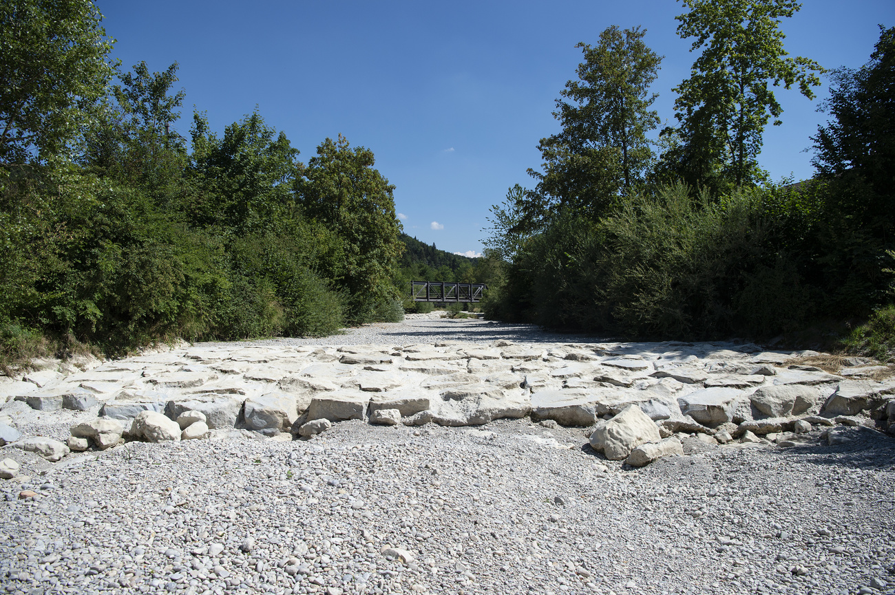 Ein völlig trockenes Flussbett