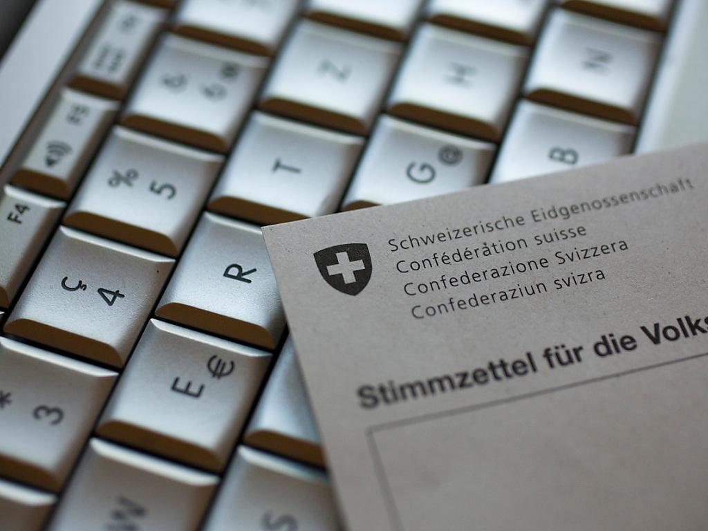 Computertastatur mit Schweizer Stimmzettel