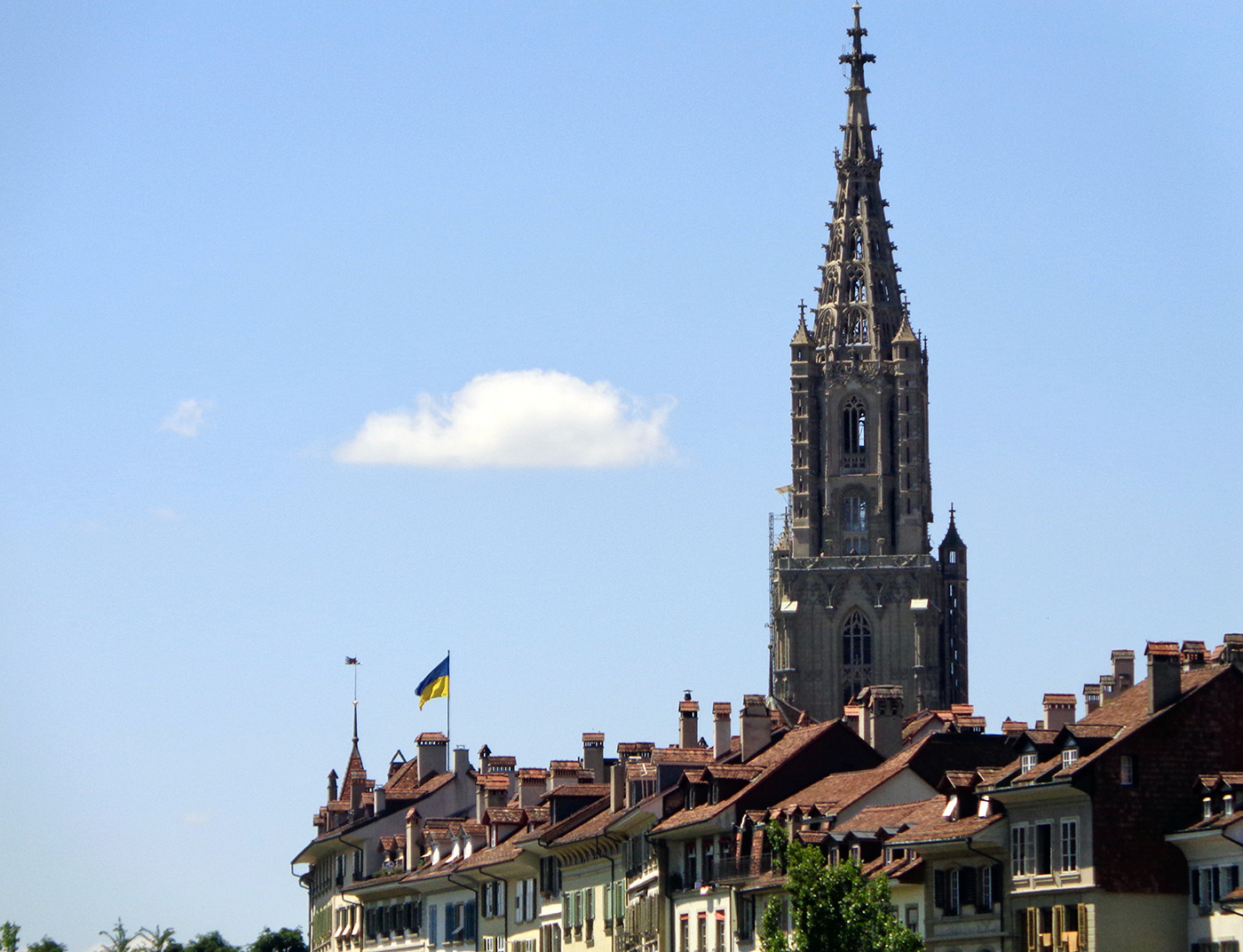 Bandiera ucraina si vede sventolare nella città vecchia di Berna