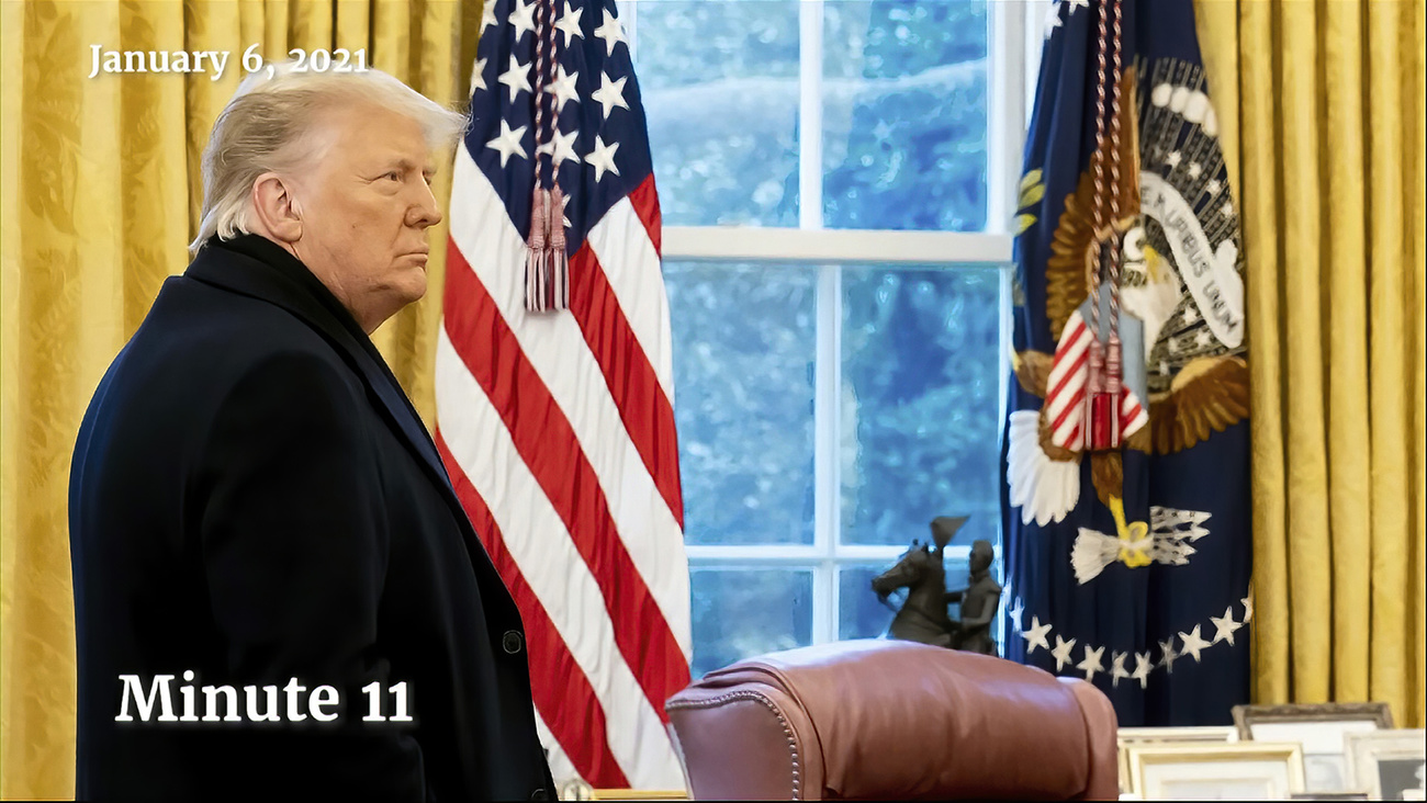 trump in piedi nell ufficio ovale alla casa bianca