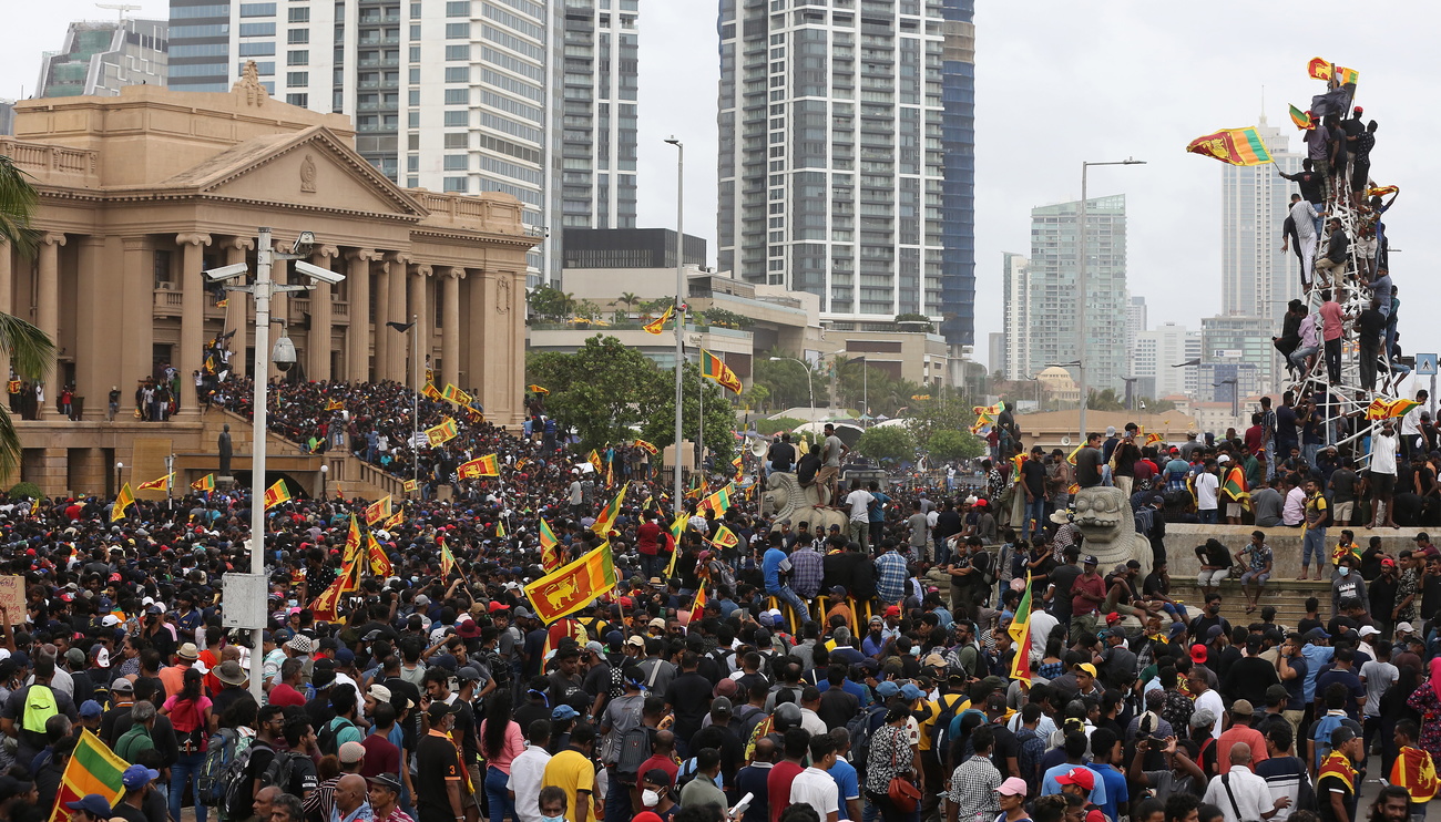 Manifestantes en sede presidencial de Colombo