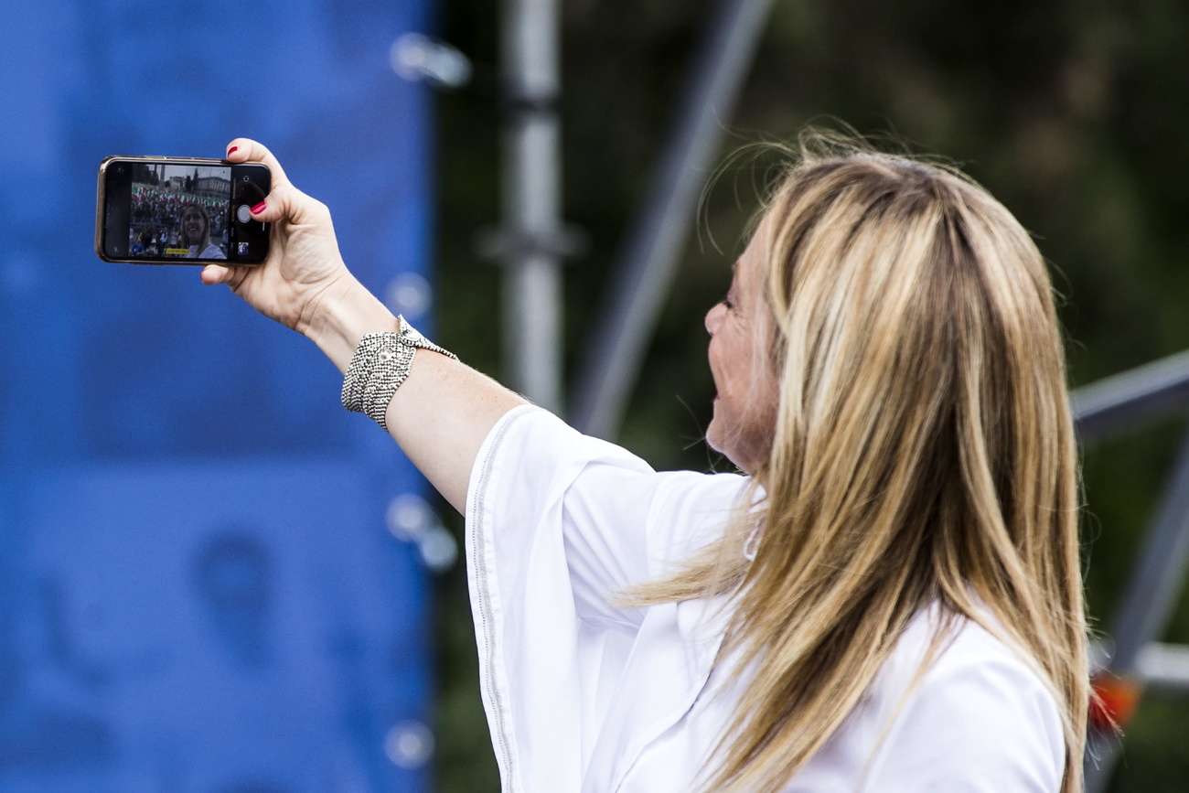 donna bionda si fa un selfie con il telefonino