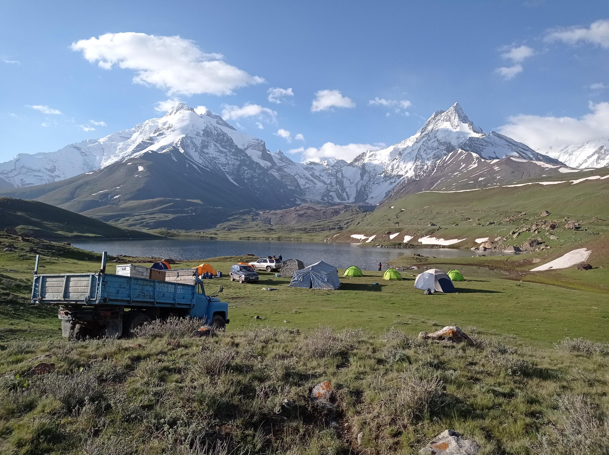 Camion et tentes près d un petit lac de montagne